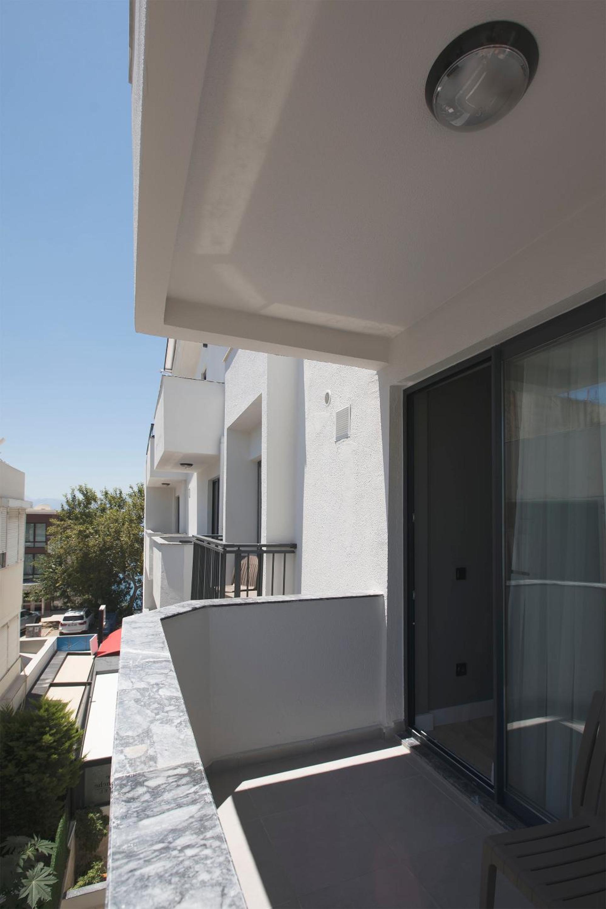 Double Room with Balcony (3 Adults) thumbnail 6