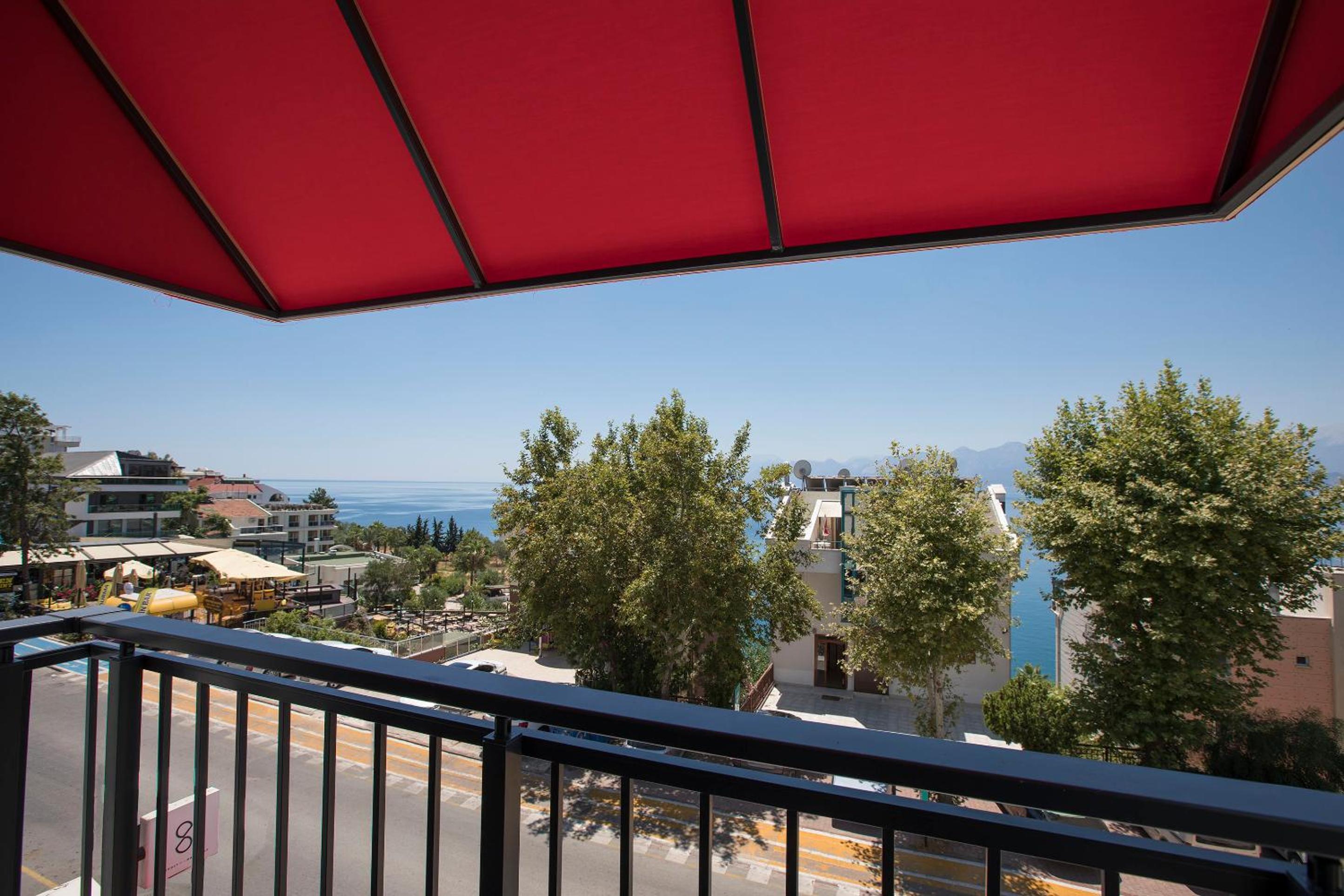 Deluxe Triple Room with Sea View thumbnail 5
