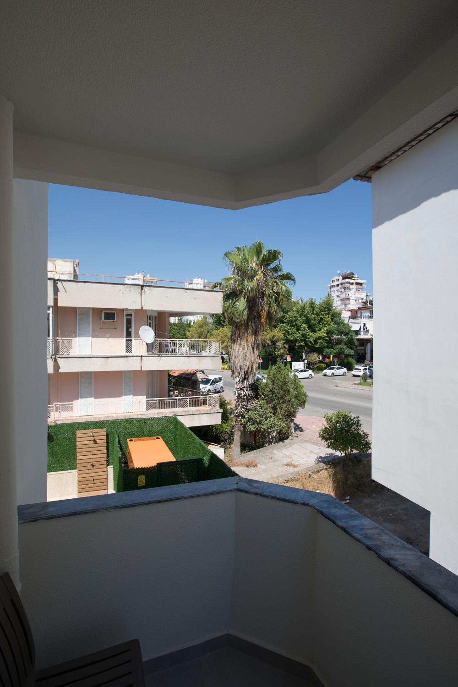 Double Room with Balcony (3 Adults) thumbnail 5