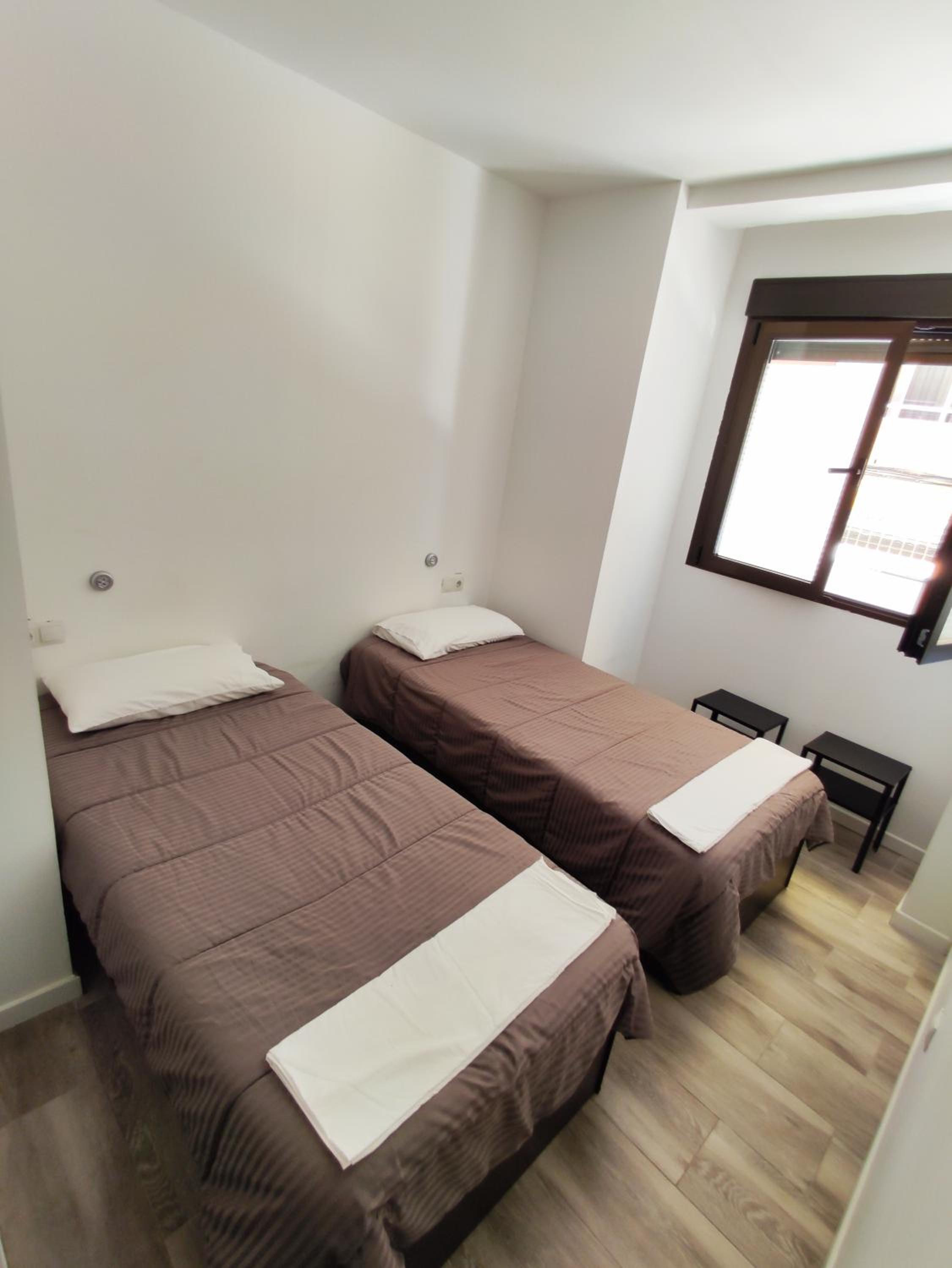 Twin Room with Private Bathroom photo 2