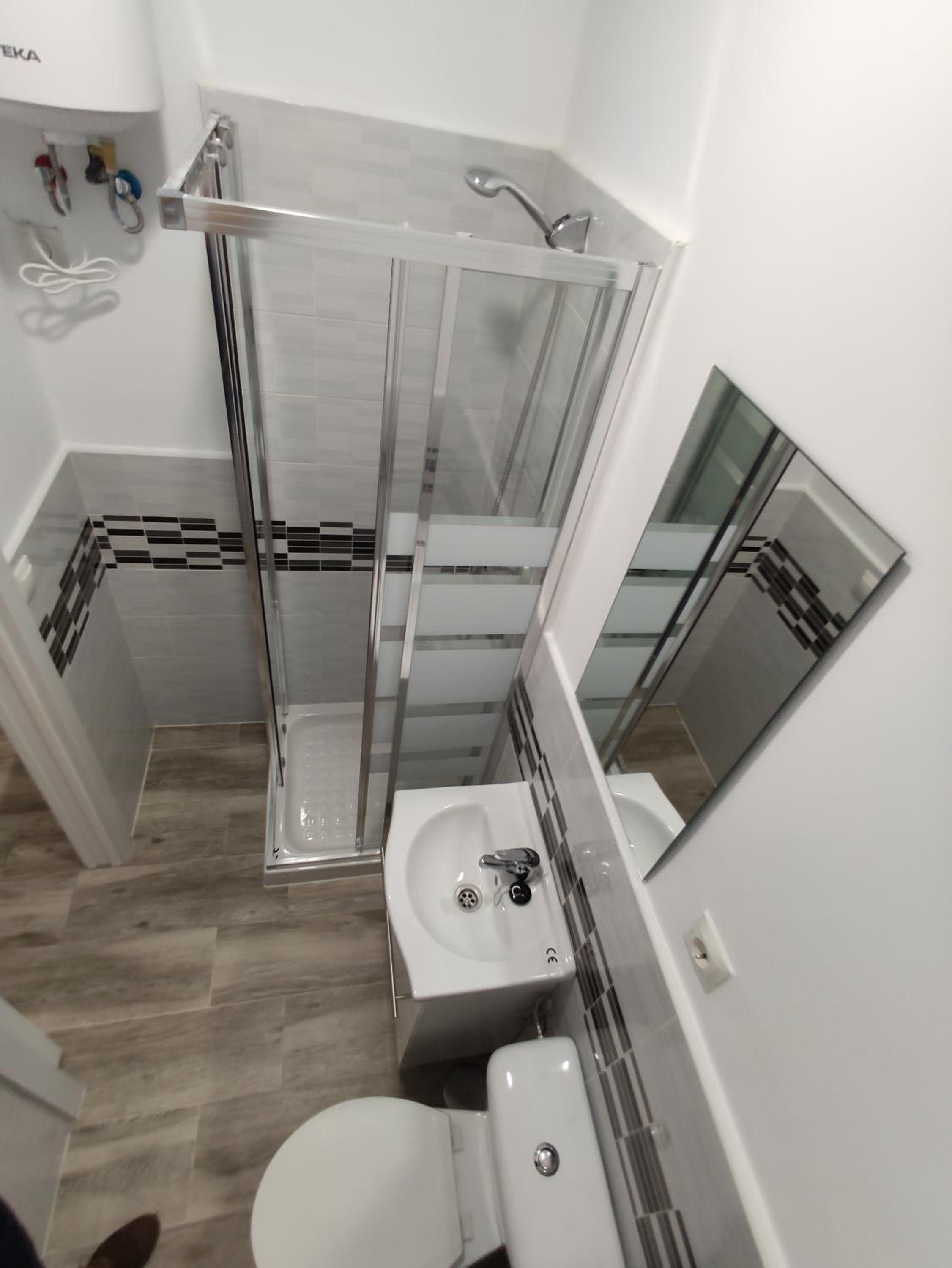 Twin Room with Private Bathroom - Photo 3