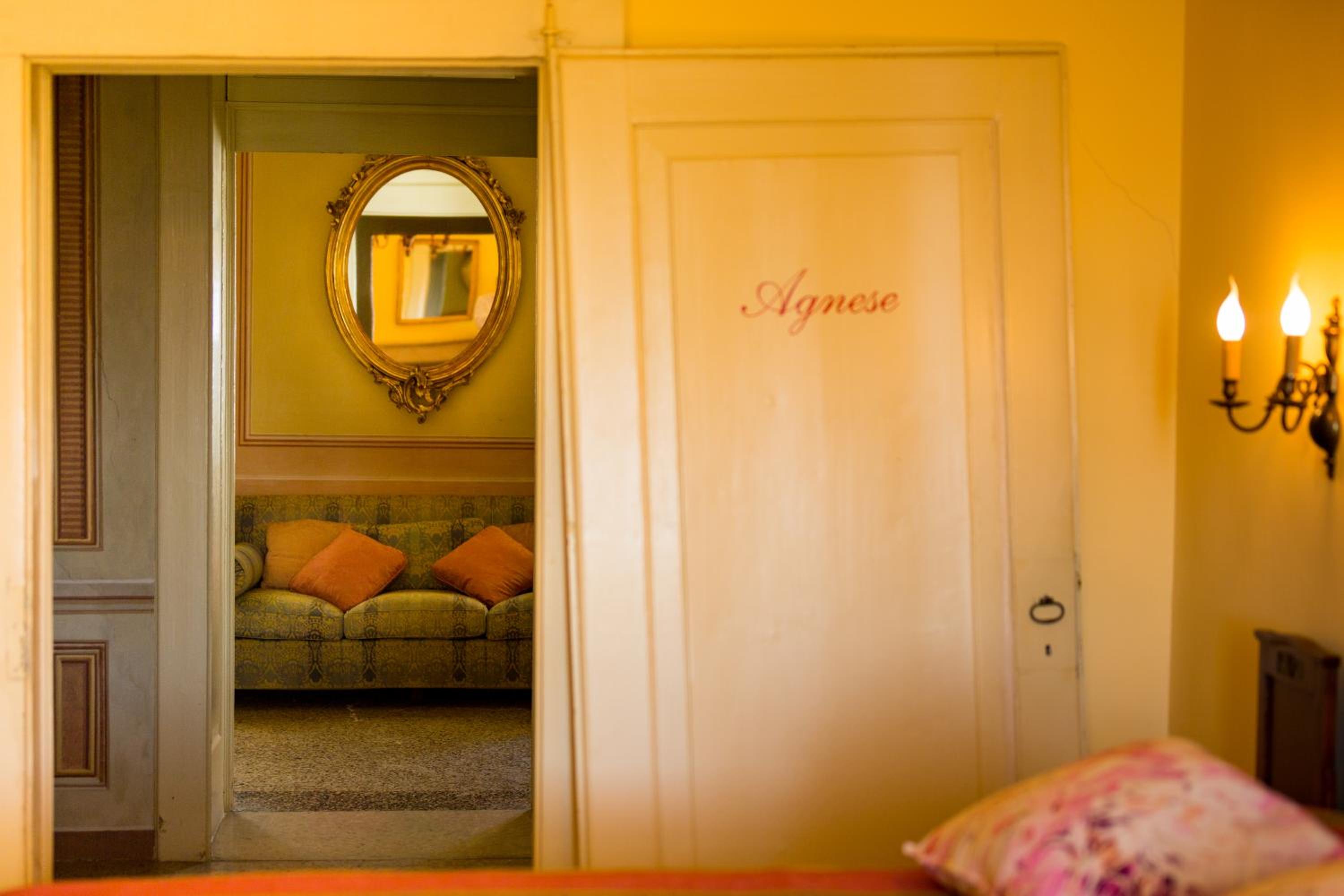 Junior Suite with Pool View photo 3
