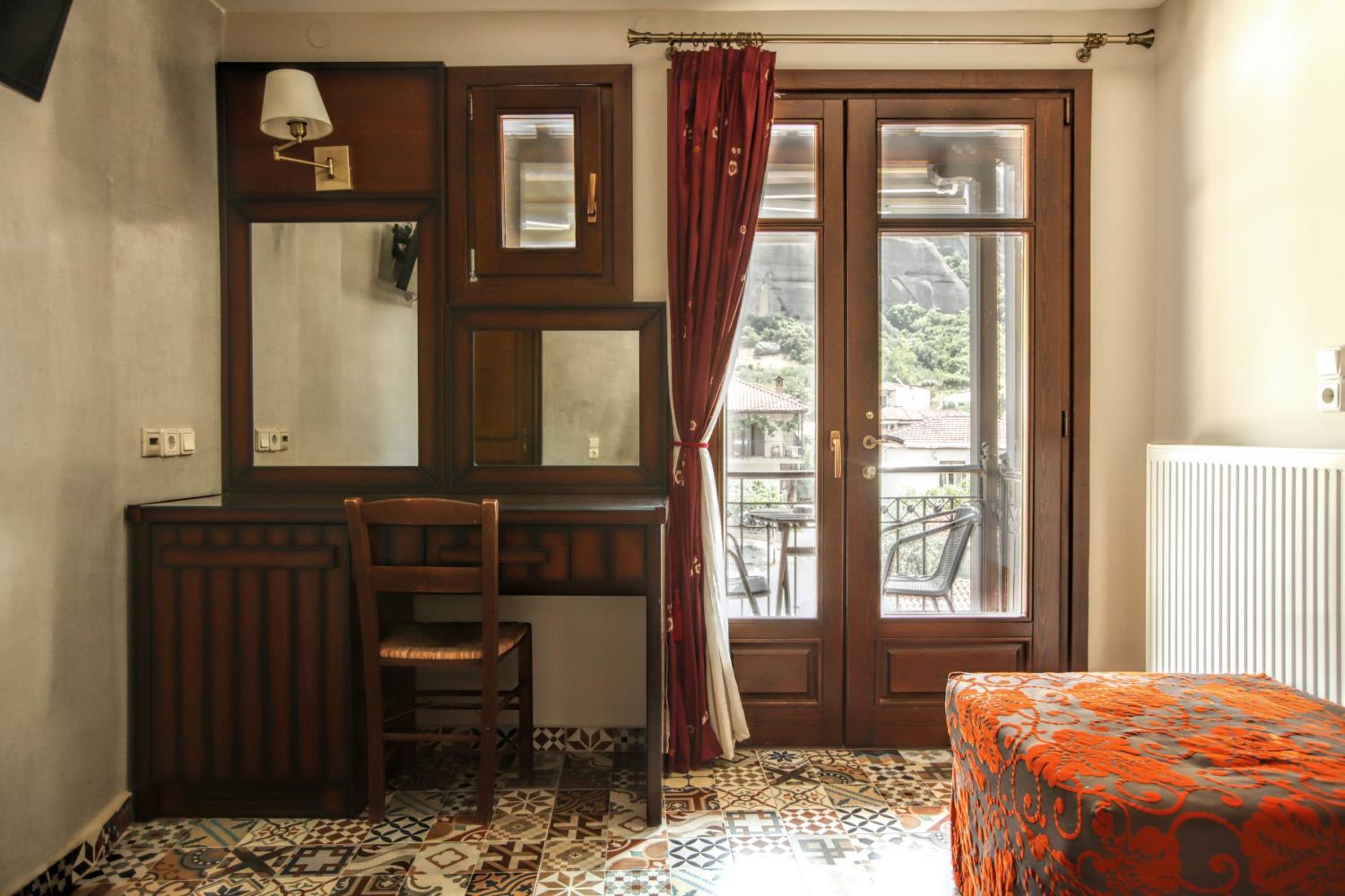 Double Room with Balcony and Meteora View - Photo 1
