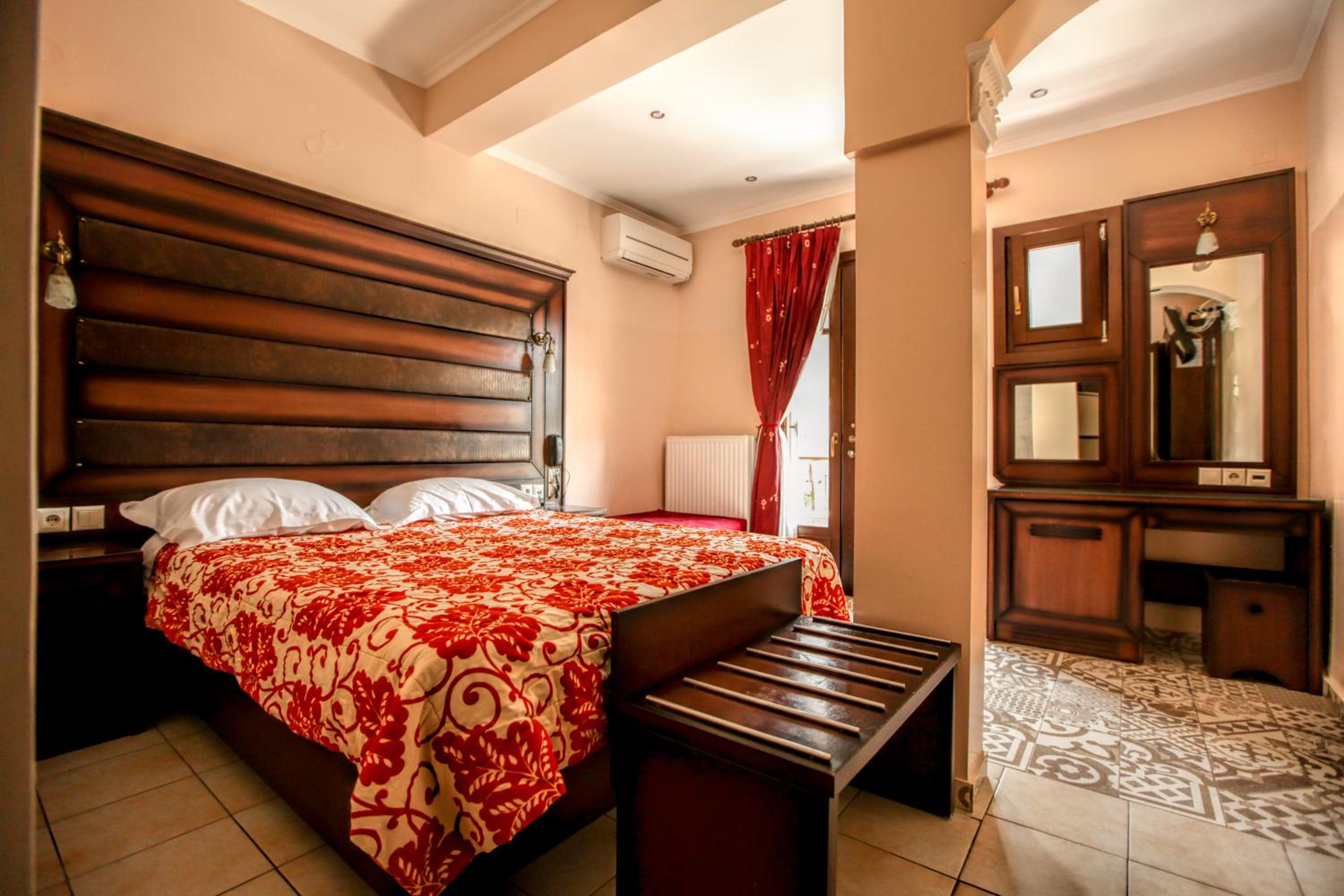 Double Room with Balcony and Meteora View - Photo 3