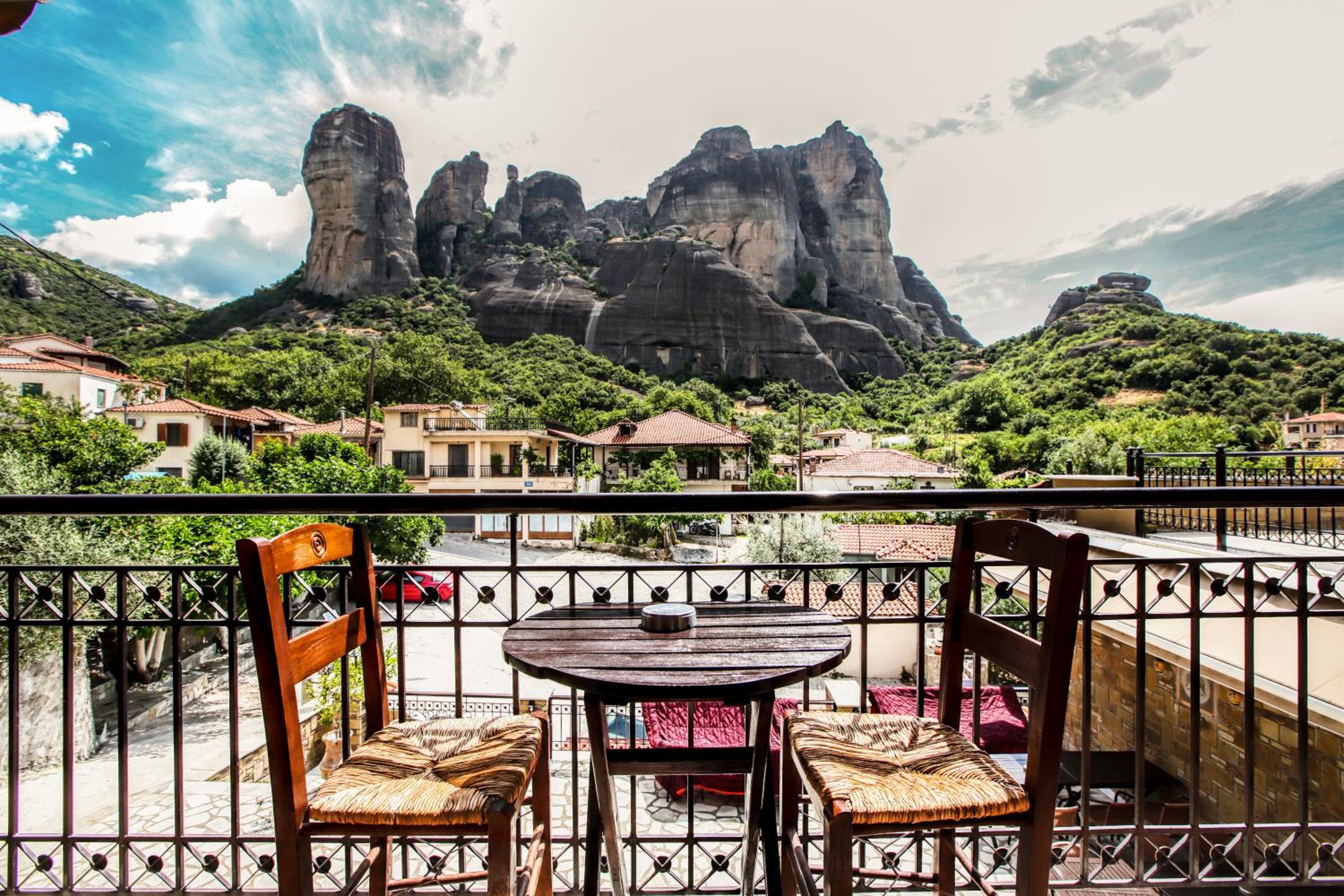 Double Room with Balcony and Meteora View - Photo 8