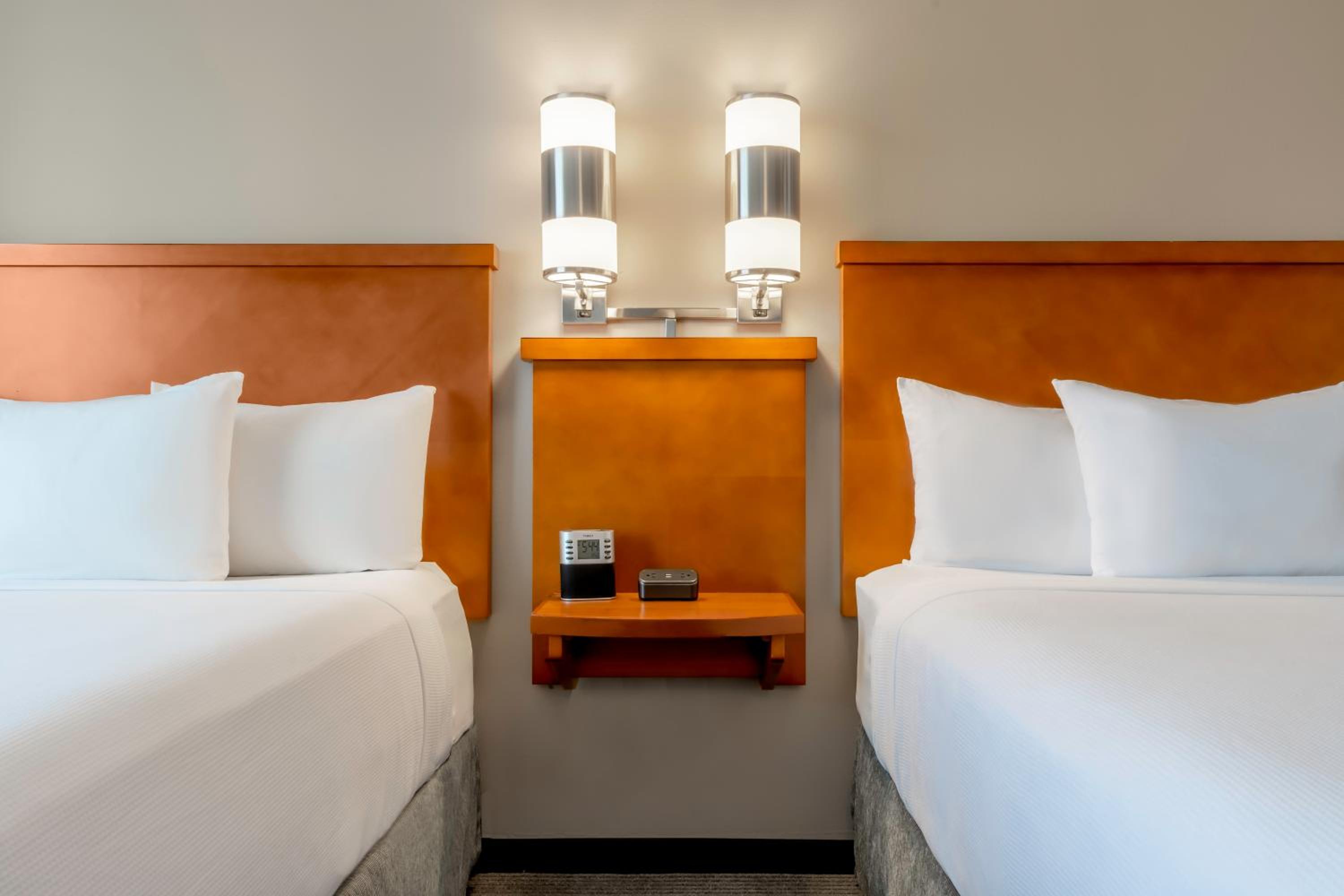 Queen Room with Two Queen Beds and Sofa Bed - High Floor - Photo 10