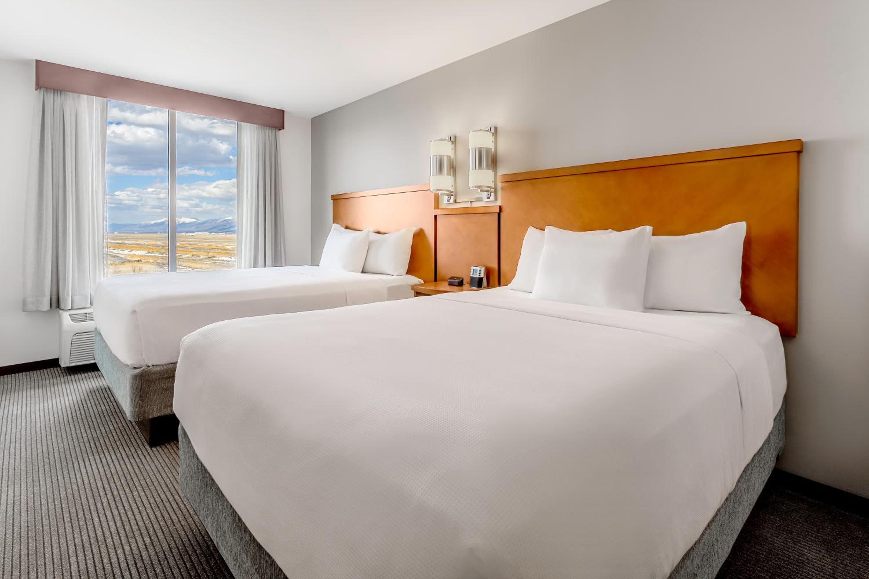 Queen Room with Two Queen Beds and Sofa Bed - High Floor - Photo 8