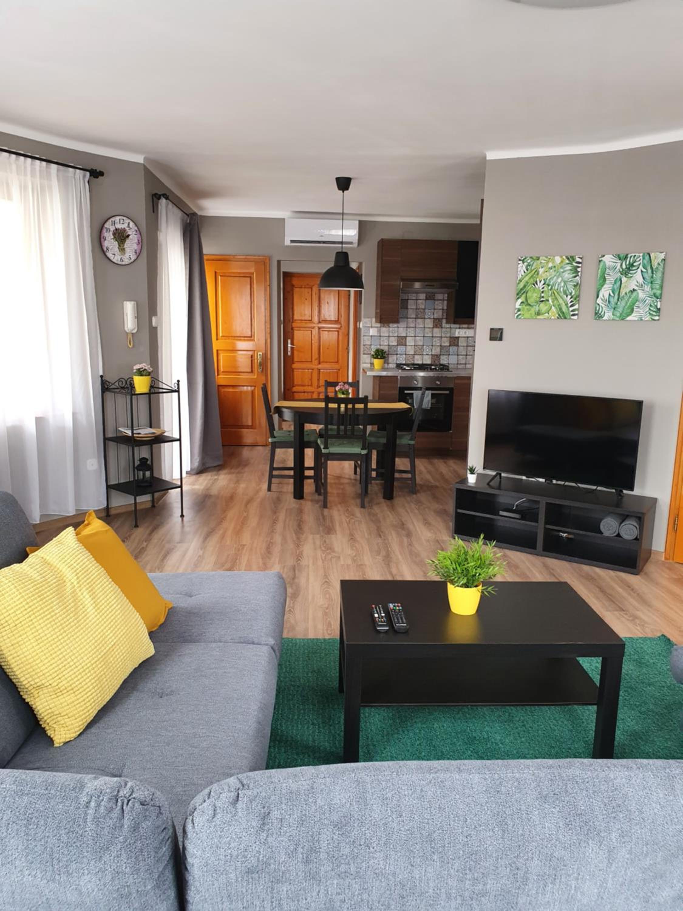 Apartment with Balcony - Photo 24