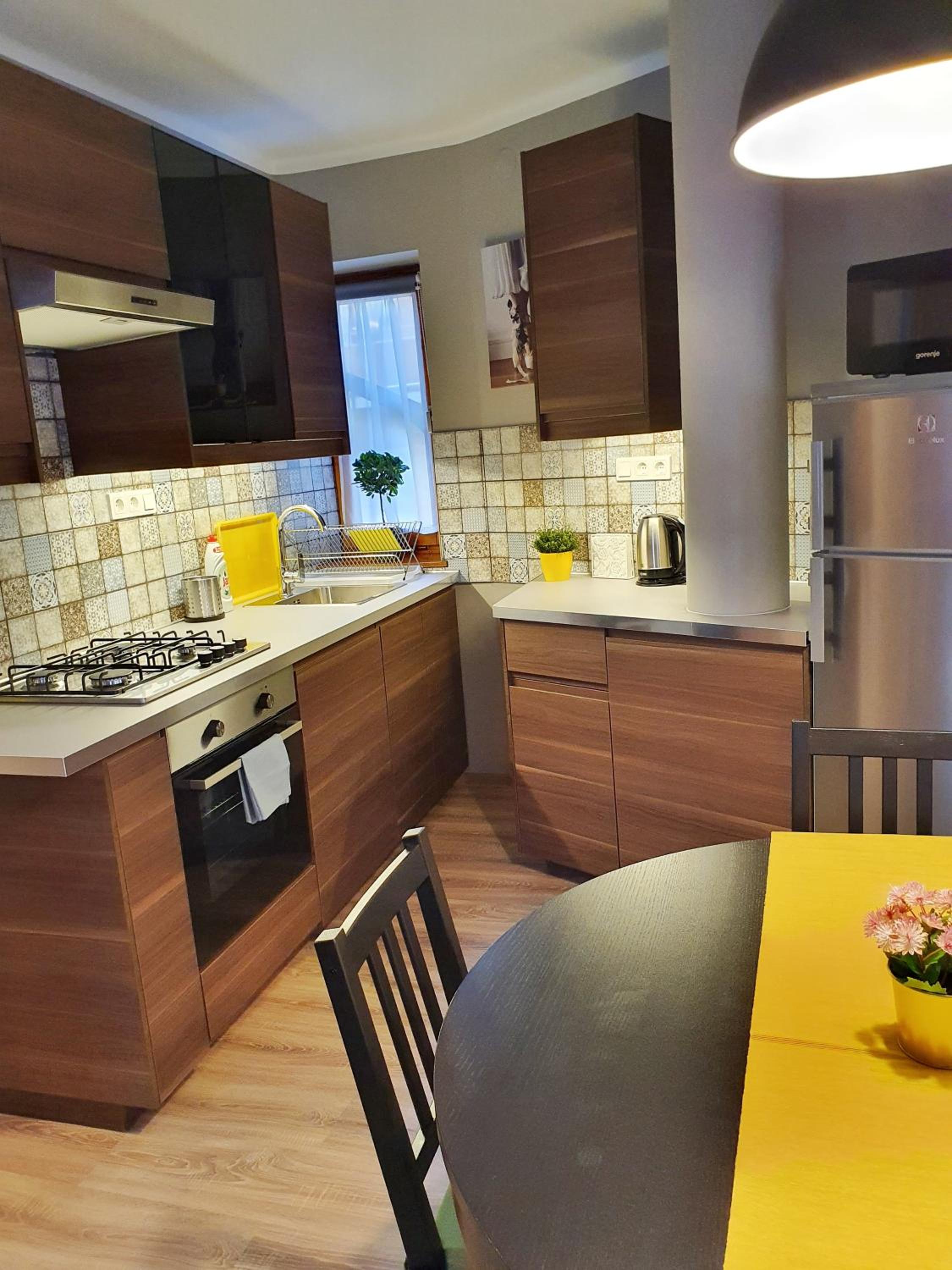 Apartment with Balcony - Photo 4