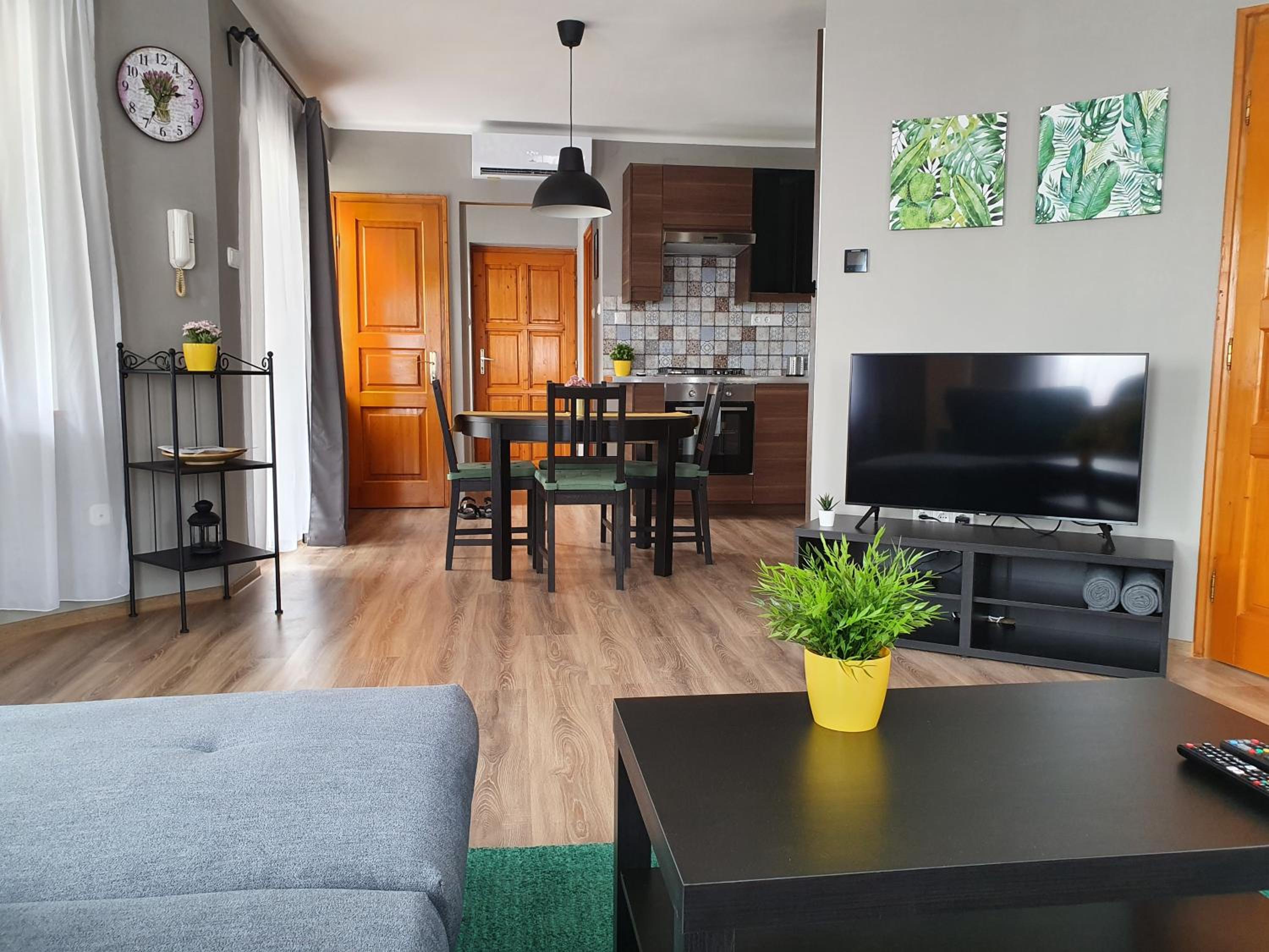 Apartment with Balcony - Photo 8