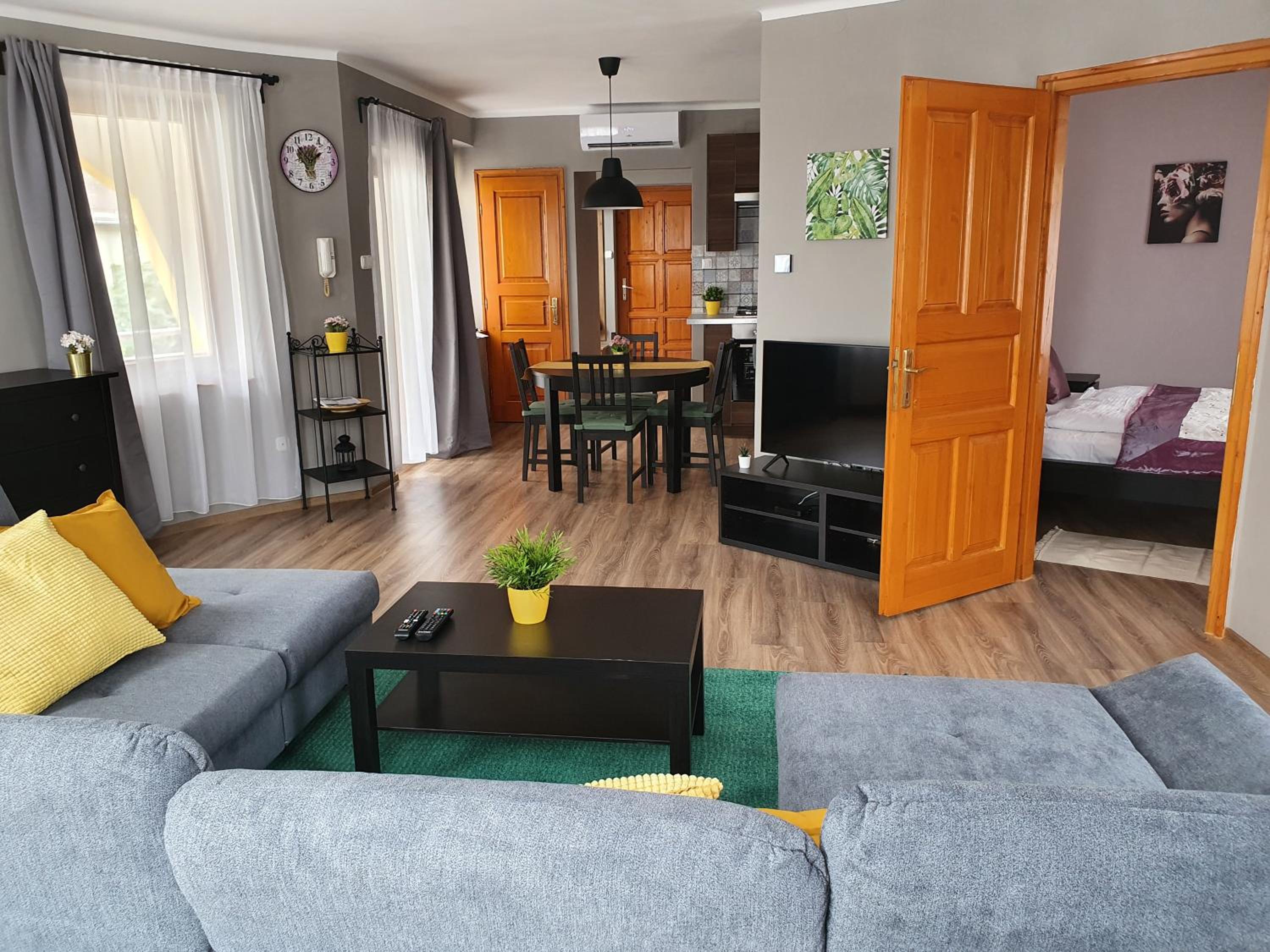 Apartment with Balcony - Photo 30