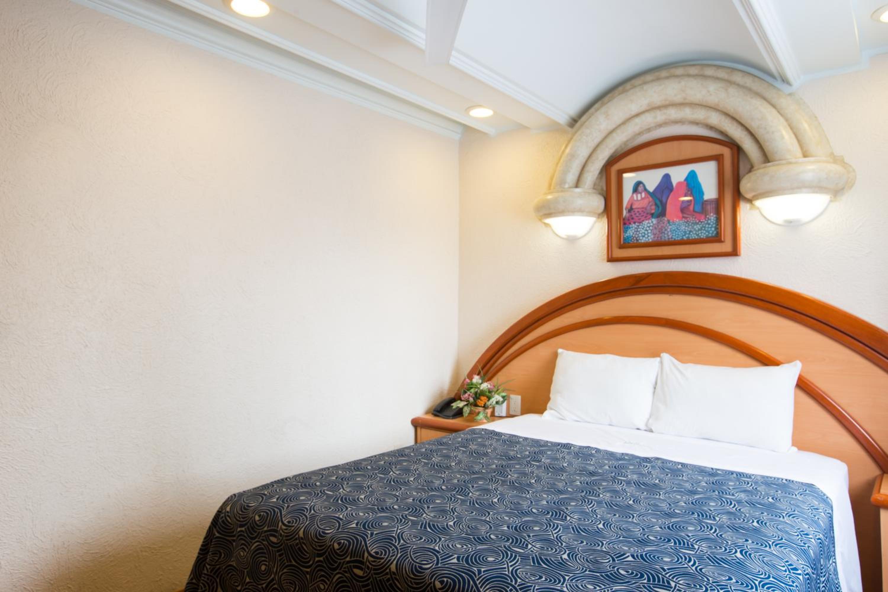 Queen Room photo 2