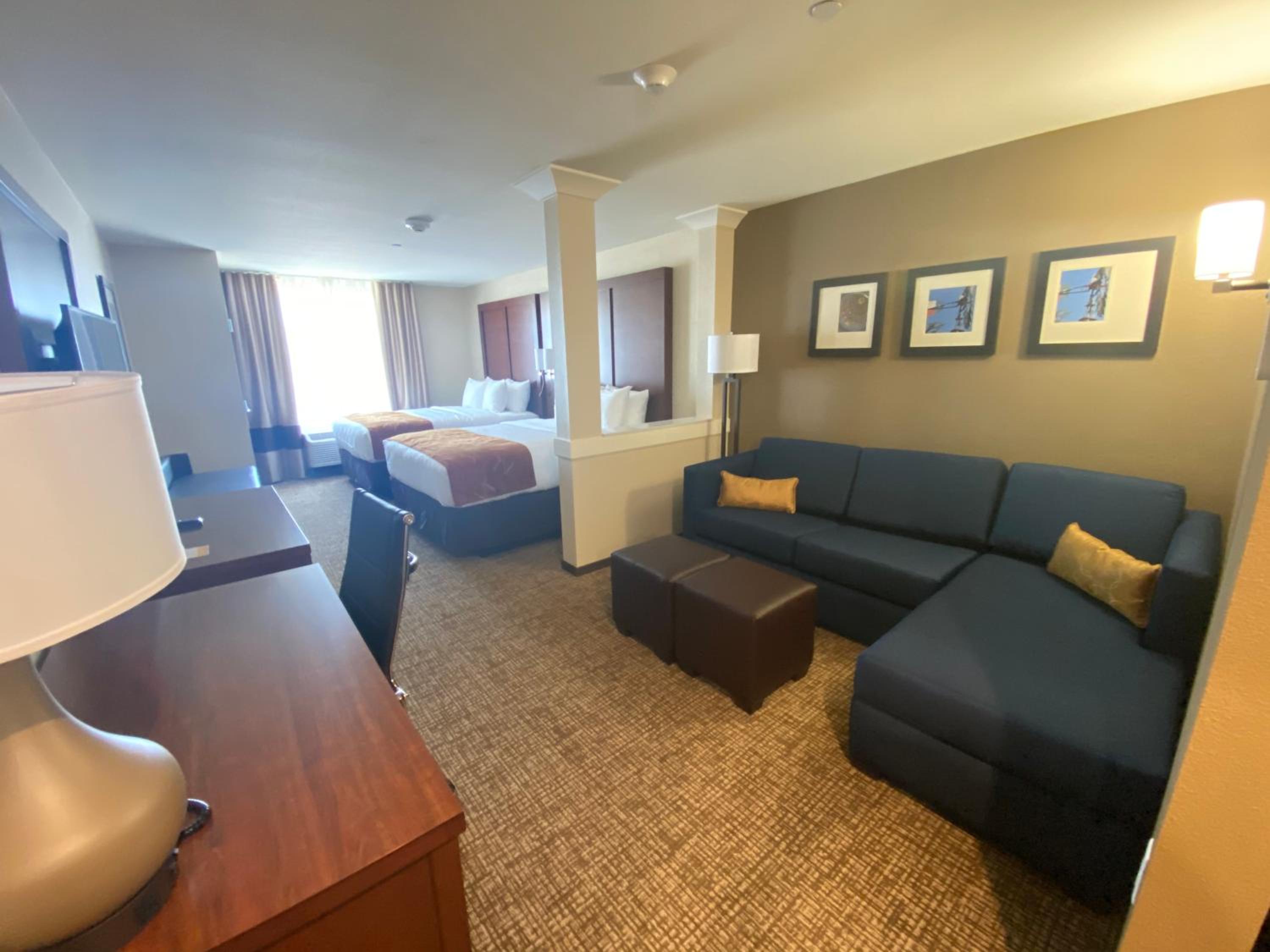 Queen Suite with Two Queen Beds and Sofa Bed - Non-Smoking - Photo 6