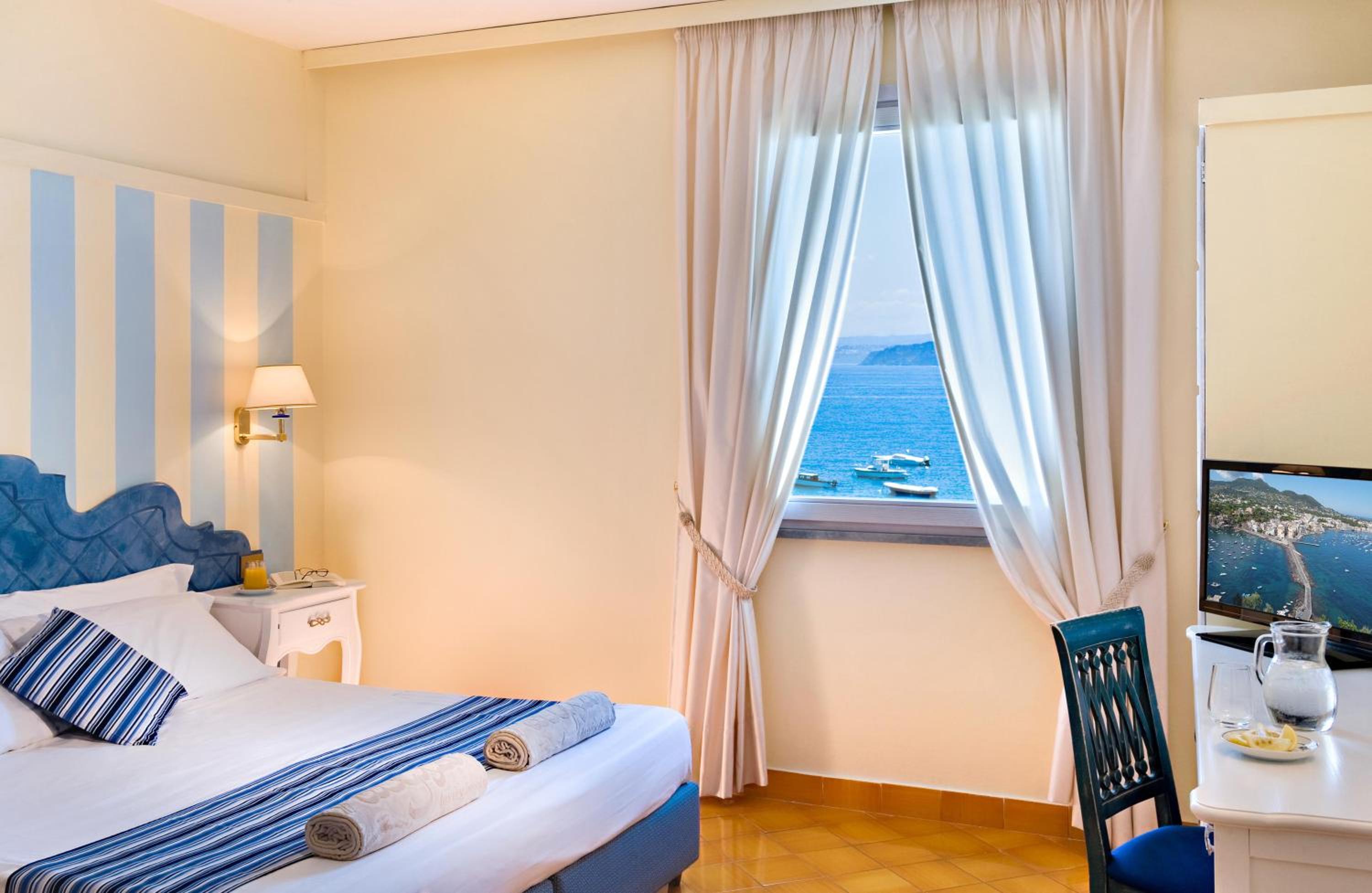 Double or Twin Room with Sea View - Photo 5