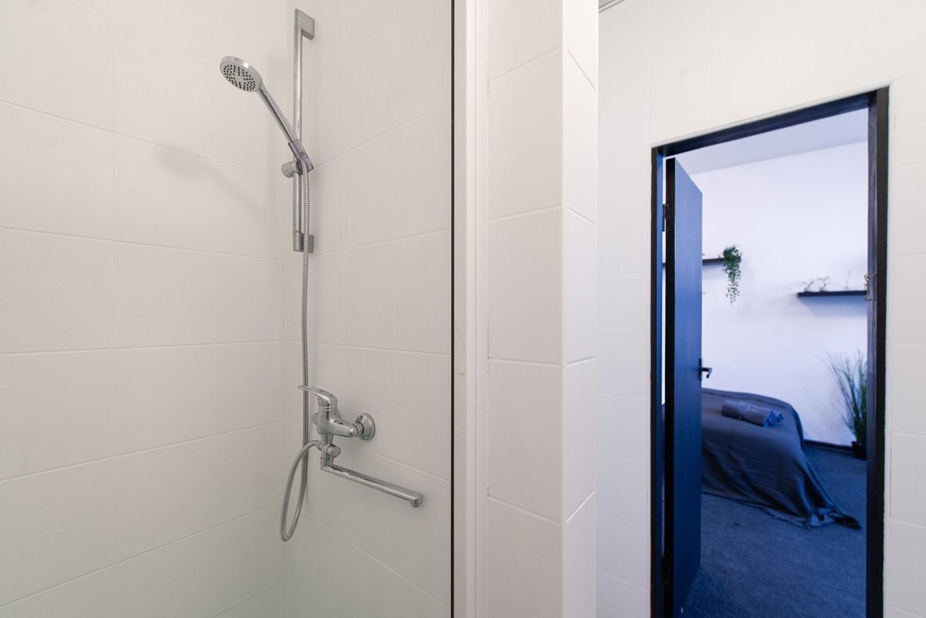 Quadruple Room with Private Bathroom - Photo 9