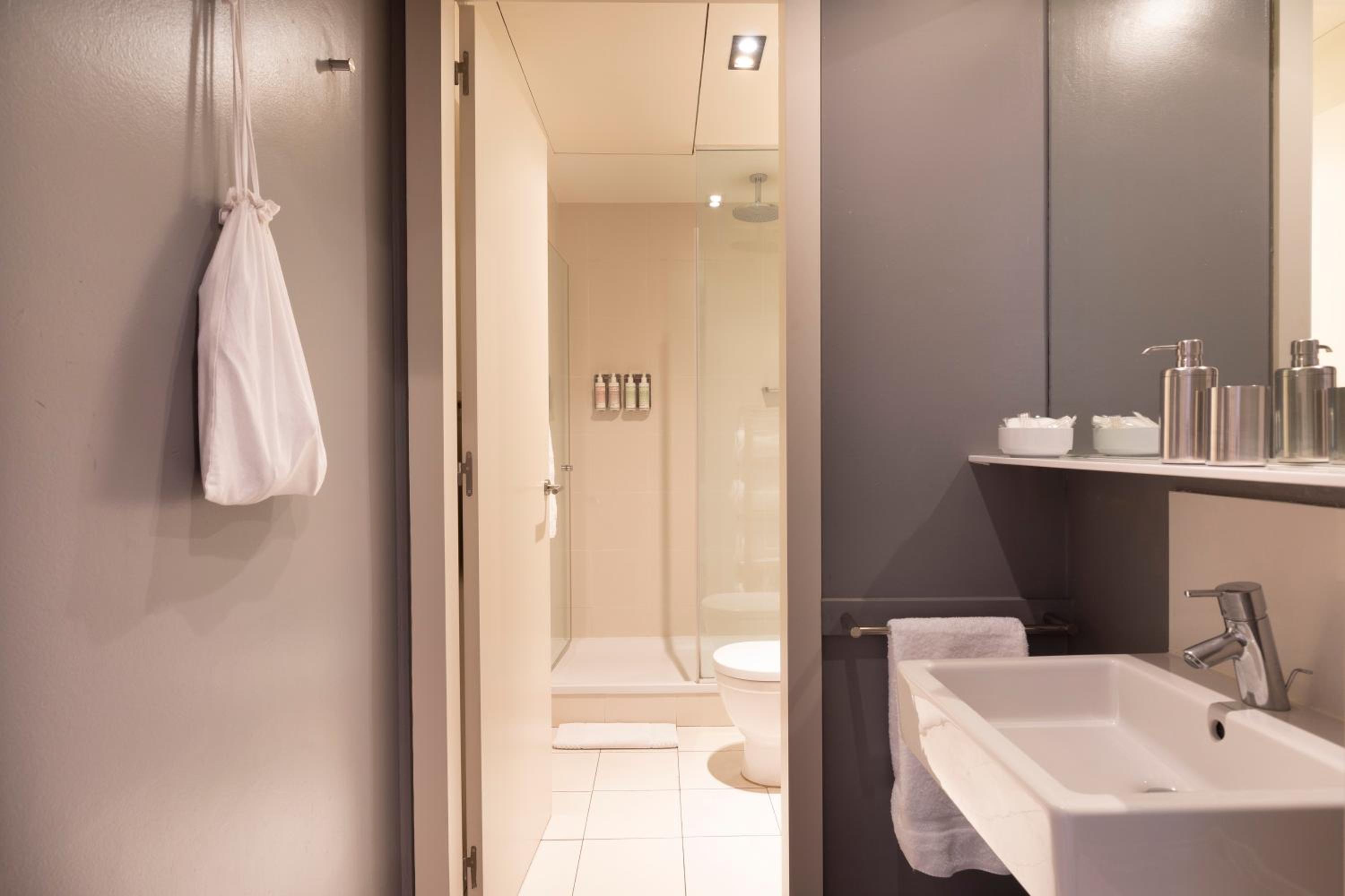 Two-Bedroom Apartment with one bathroom and Street view (I) photo 2