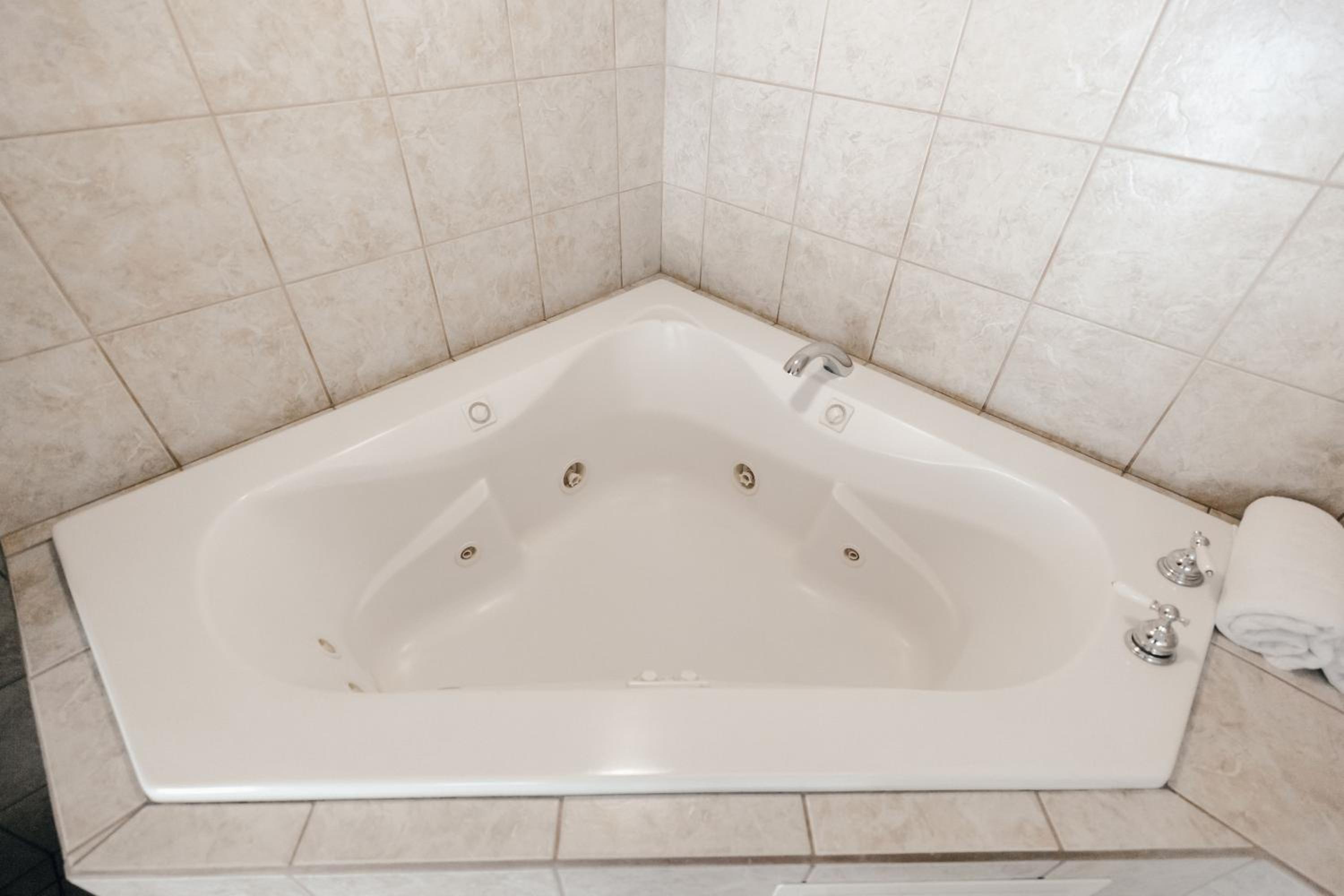 King Suite with Spa Bath photo 3