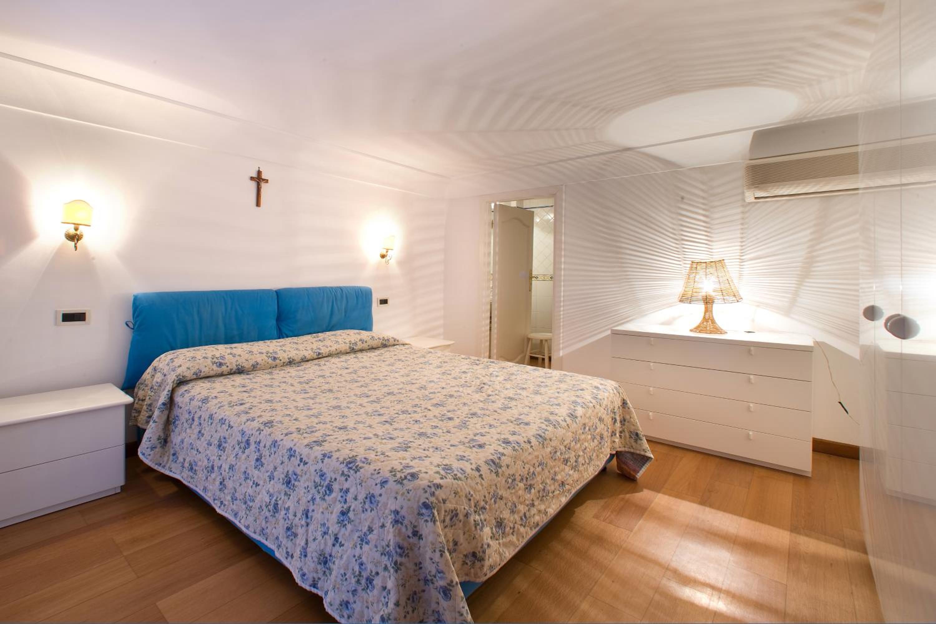 One-Bedroom Apartment with Sea View photo 1