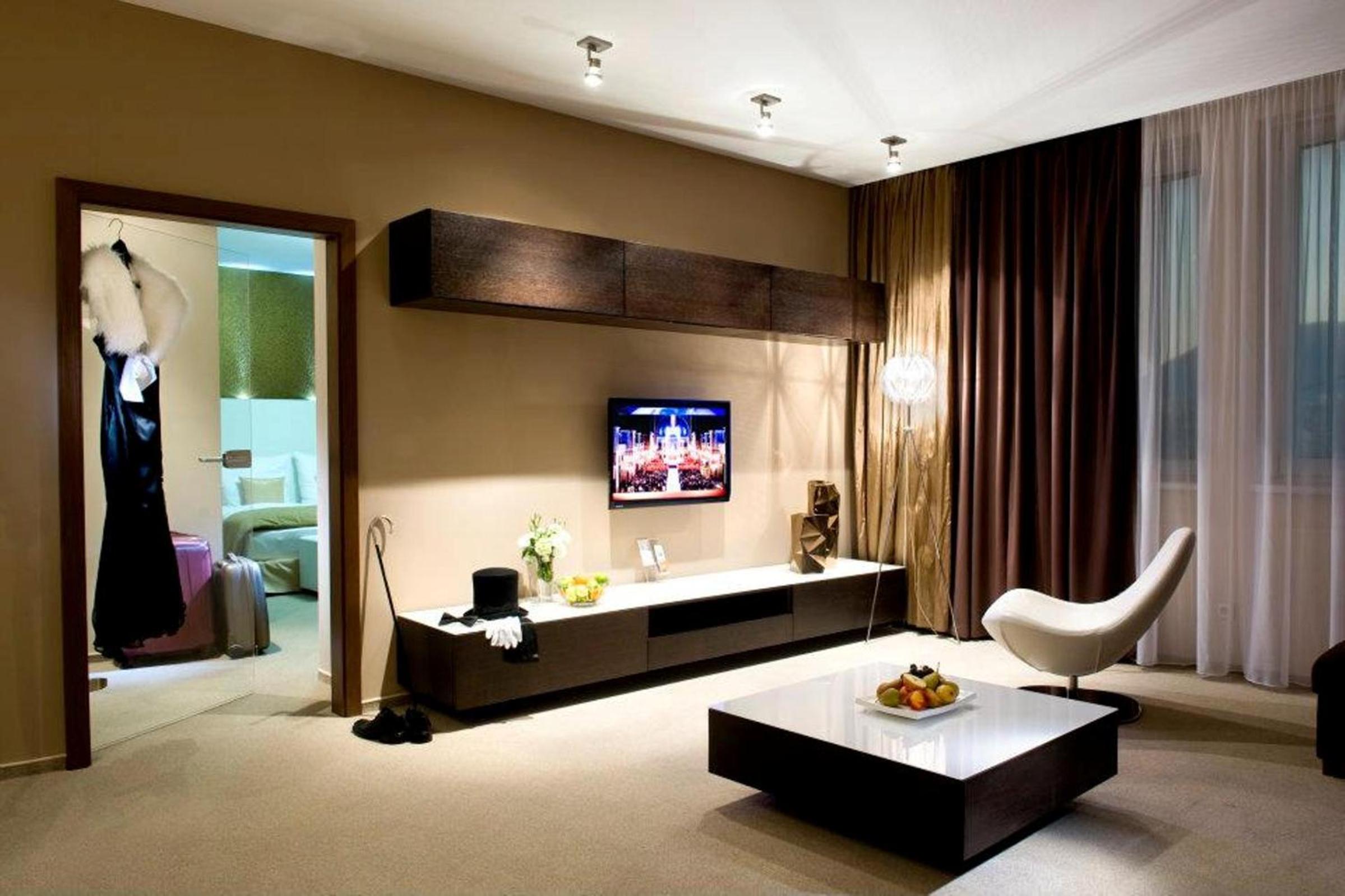 Suite - Photo 1