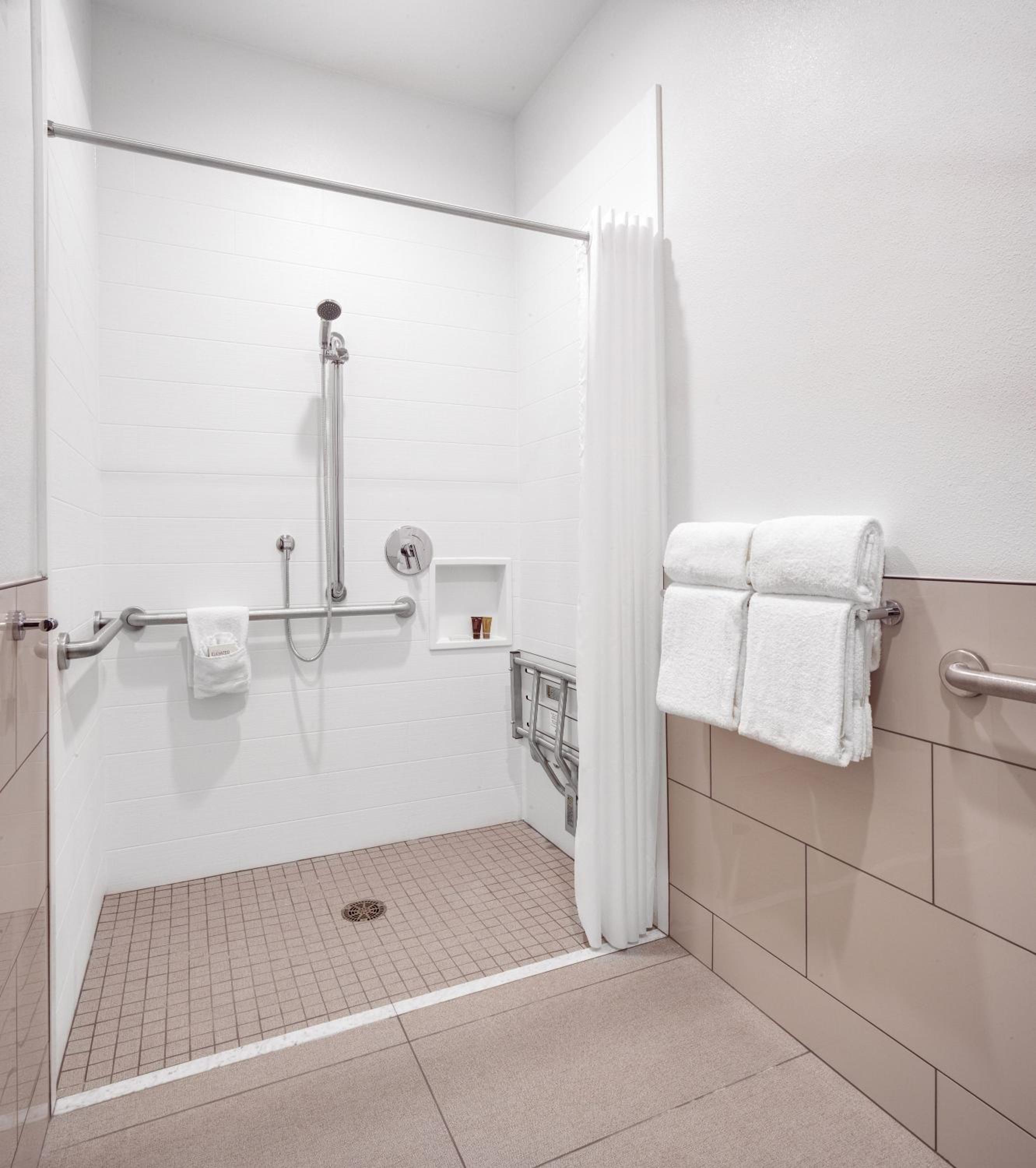 Queen Room - Disability Access - Photo 3