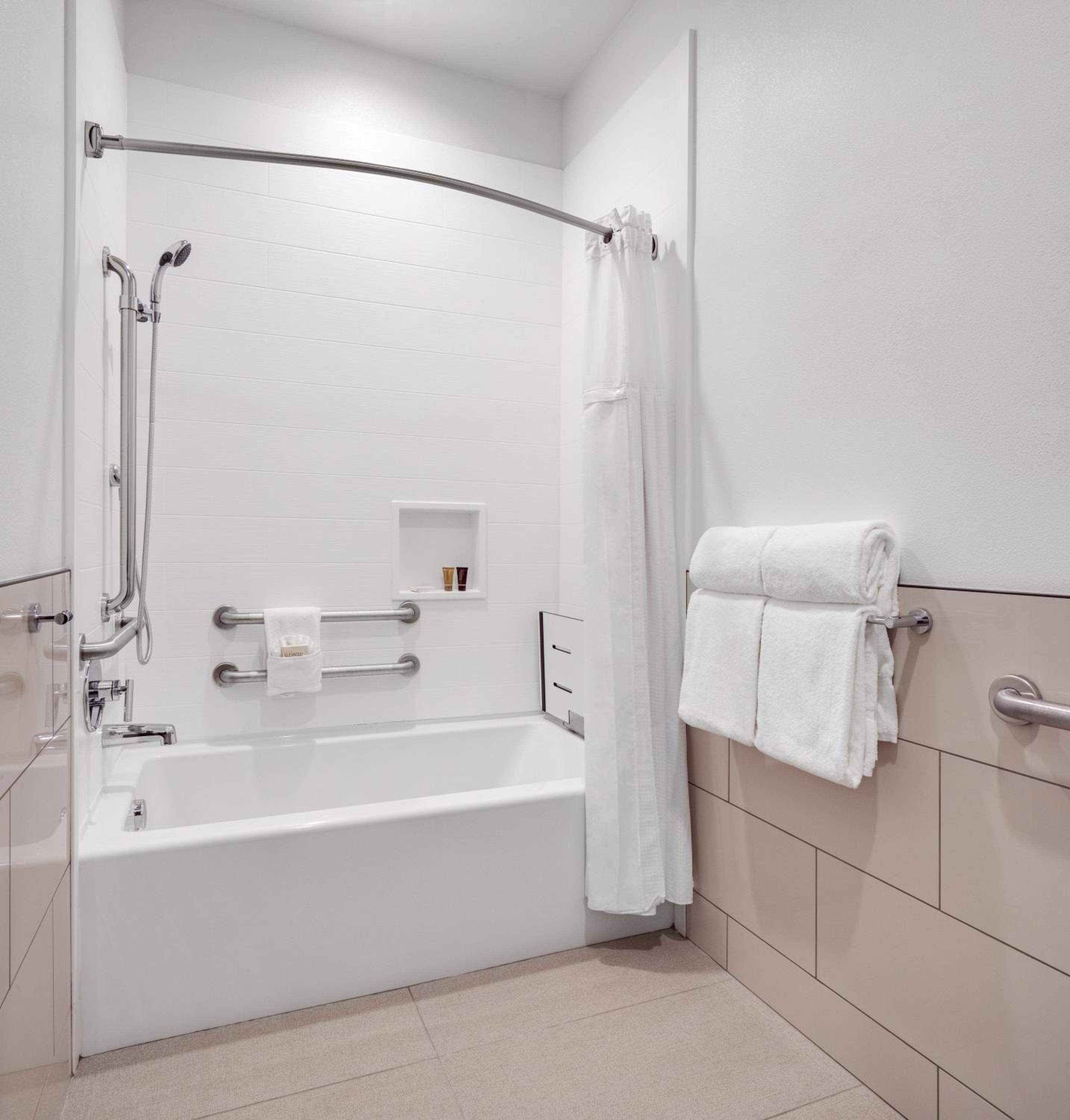 Queen Room - Disability Access - Photo 4