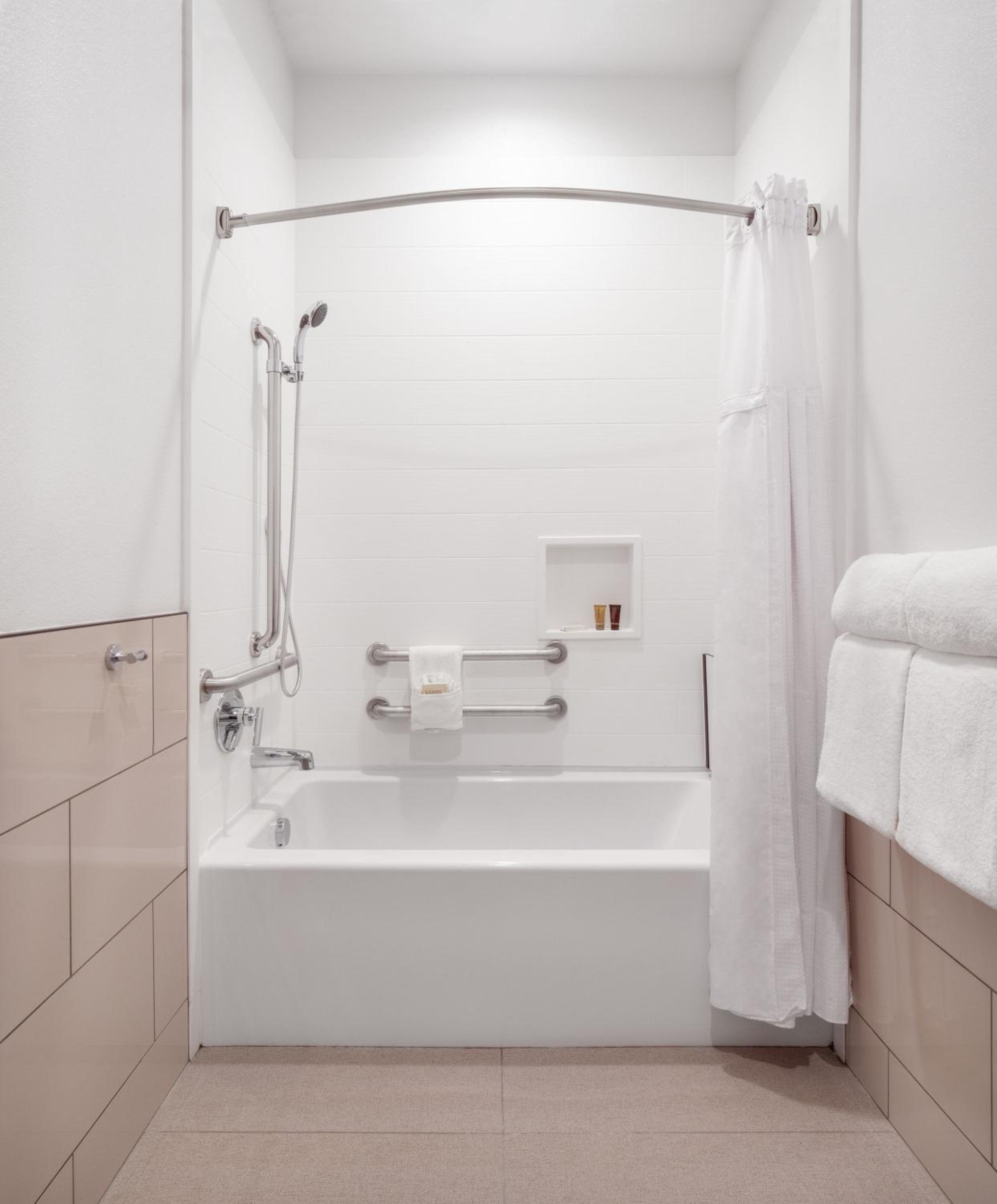 Queen Room - Disability Access - Photo 5