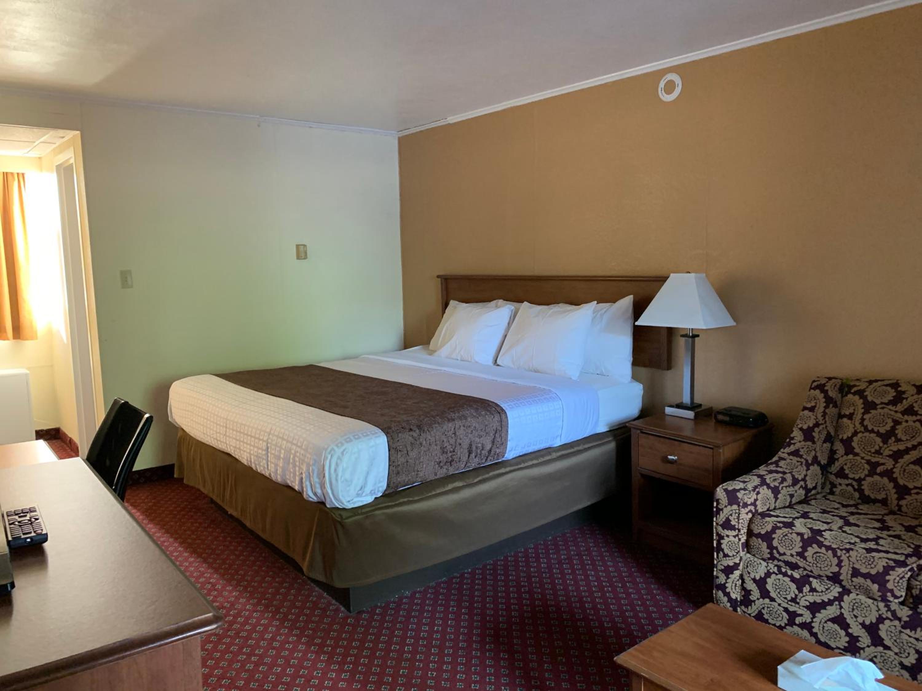Standard King Room - Non-Smoking  - Photo 11