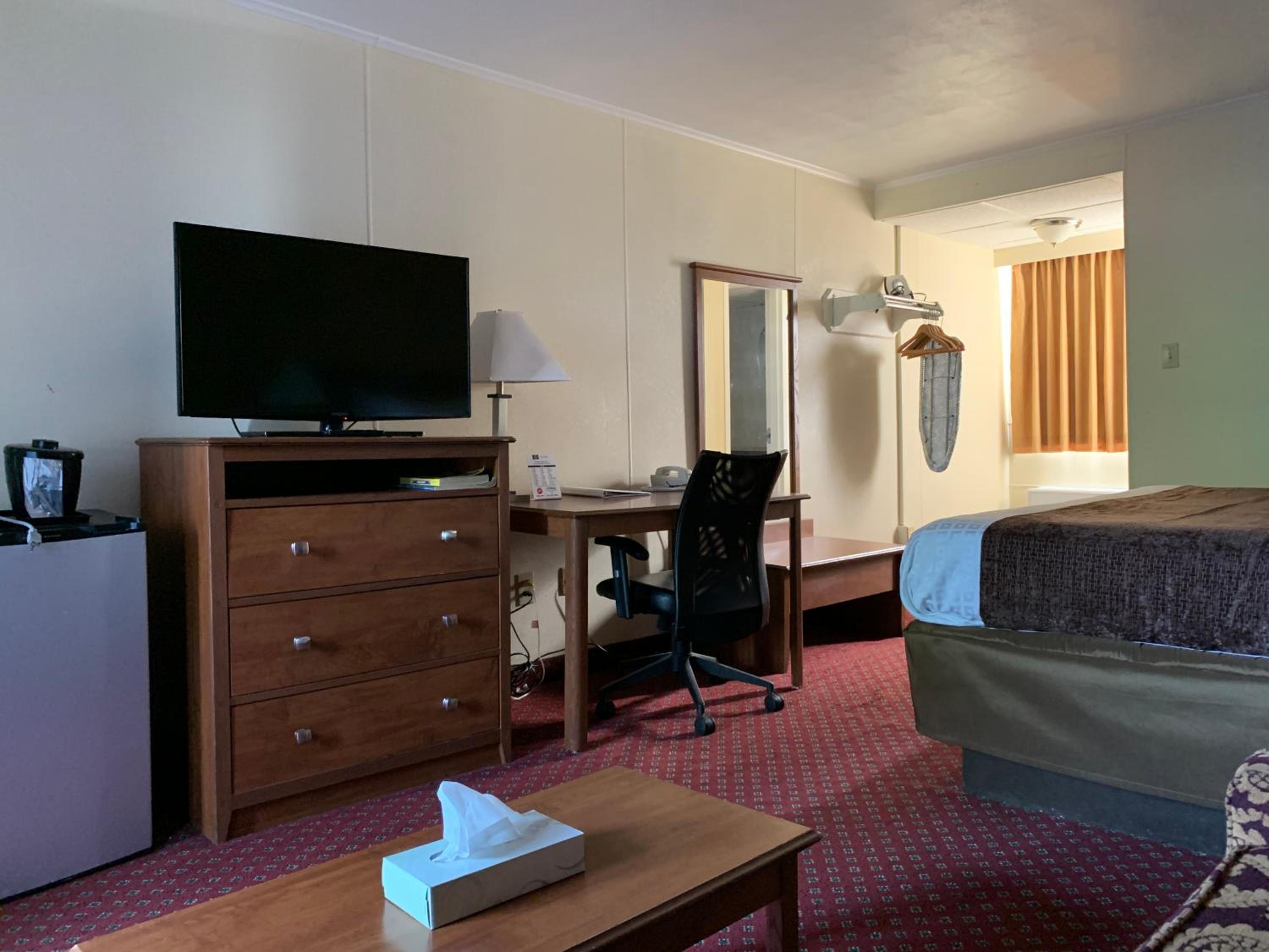 Standard King Room - Non-Smoking  - Photo 12