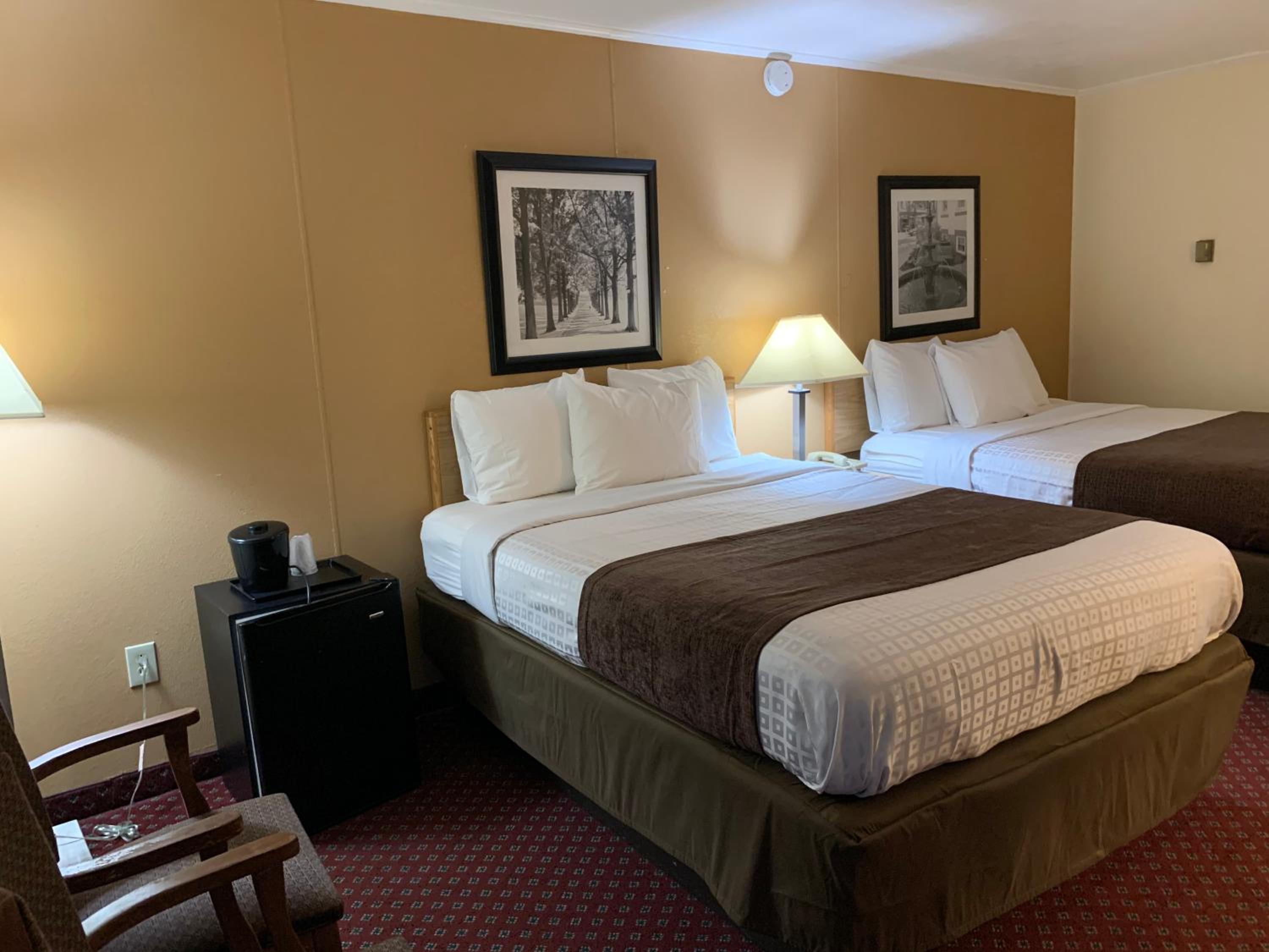 Queen Room with Two Queen Beds - Non-Smoking - Photo 3
