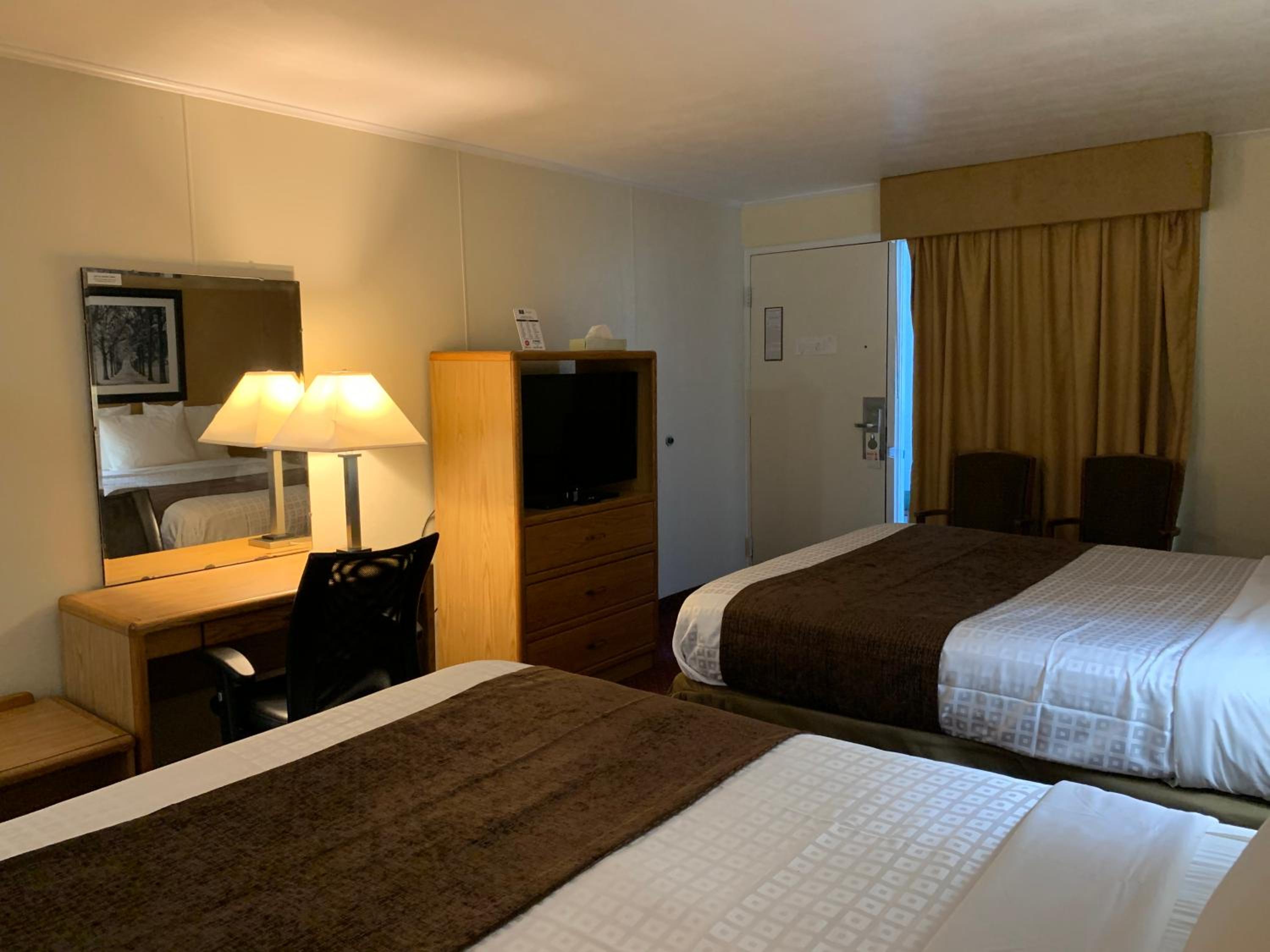 Queen Room with Two Queen Beds - Non-Smoking - Photo 10