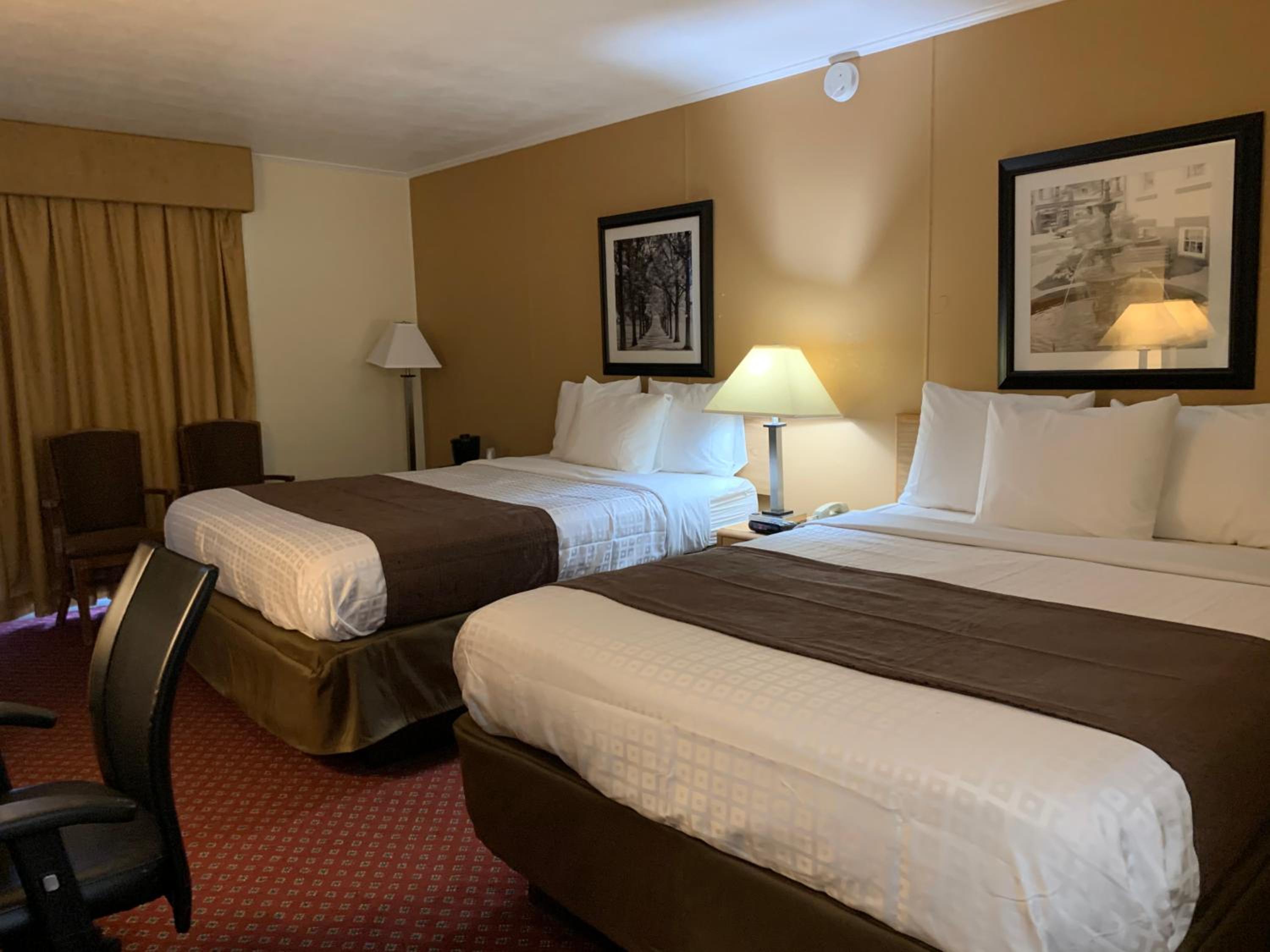 Queen Room with Two Queen Beds - Non-Smoking - Photo 5