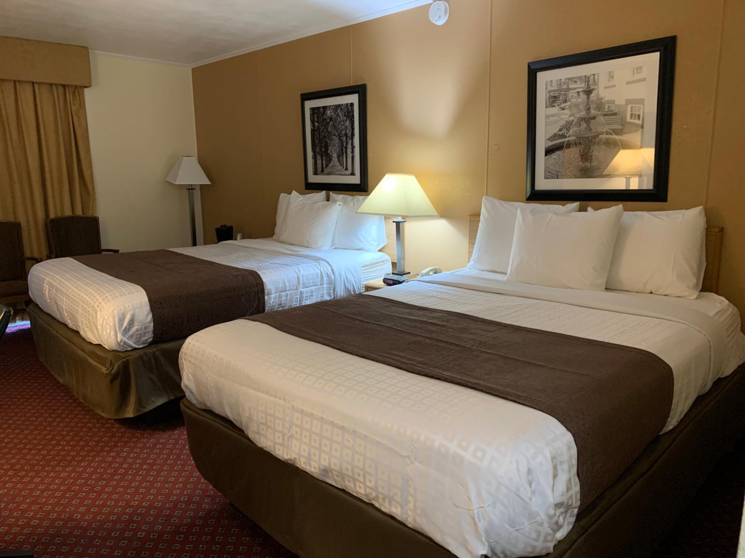 Queen Room with Two Queen Beds - Non-Smoking - Photo 4