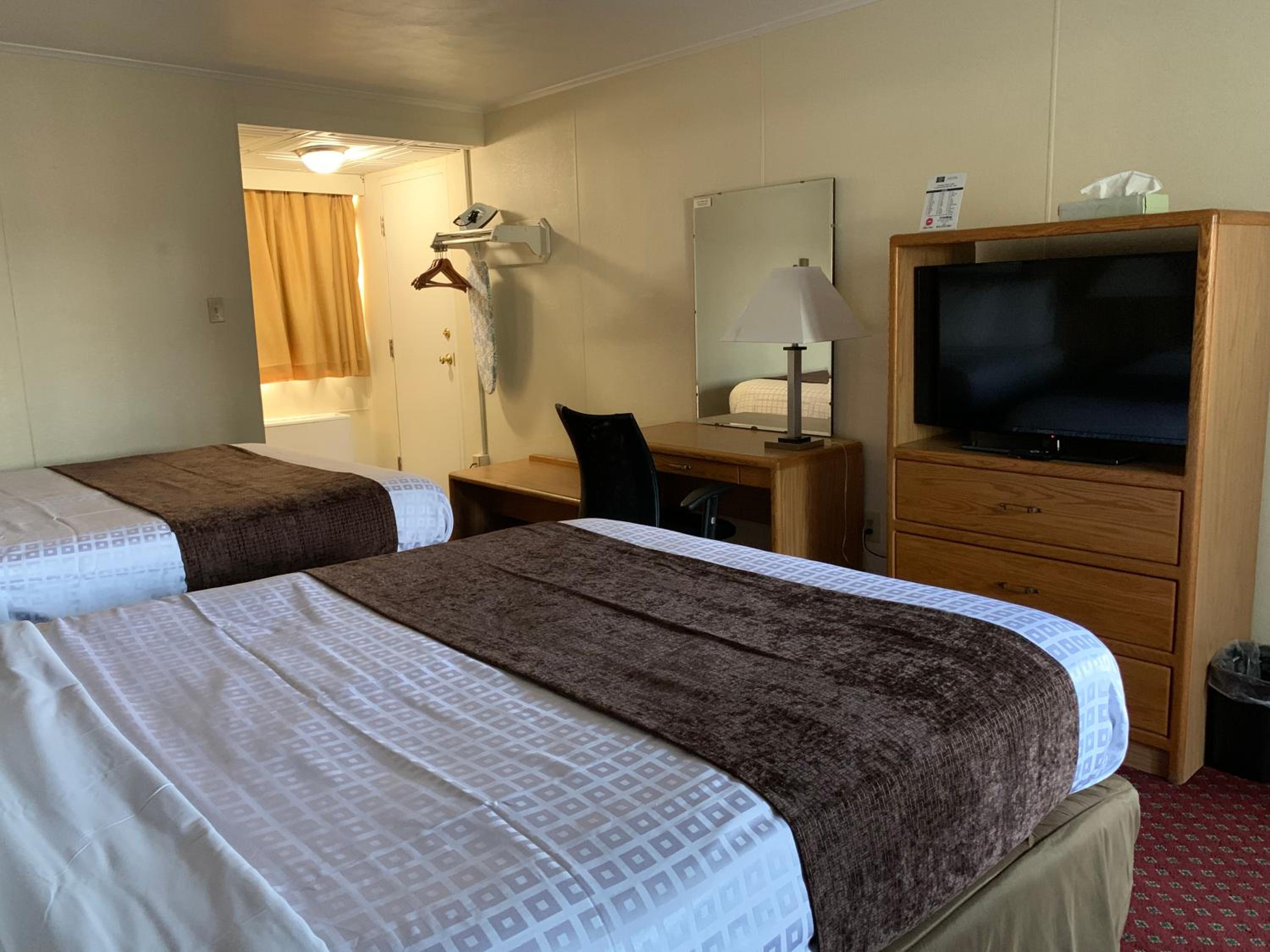 Queen Room with Two Queen Beds - Non-Smoking - Photo 12