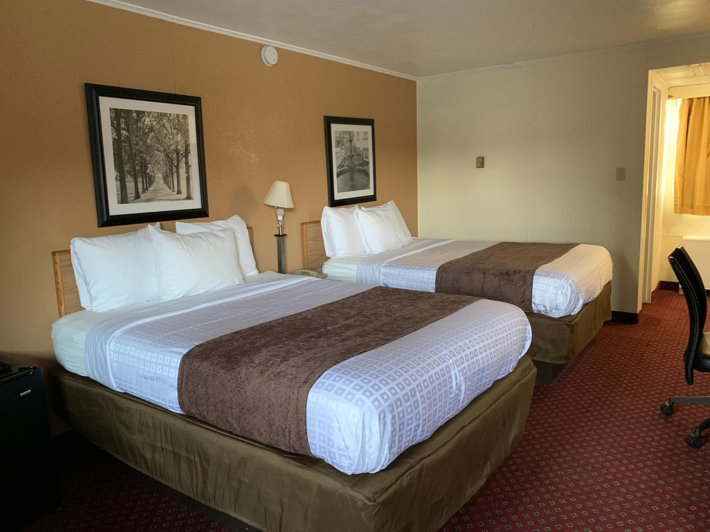 Queen Room with Two Queen Beds - Non-Smoking - Photo 9