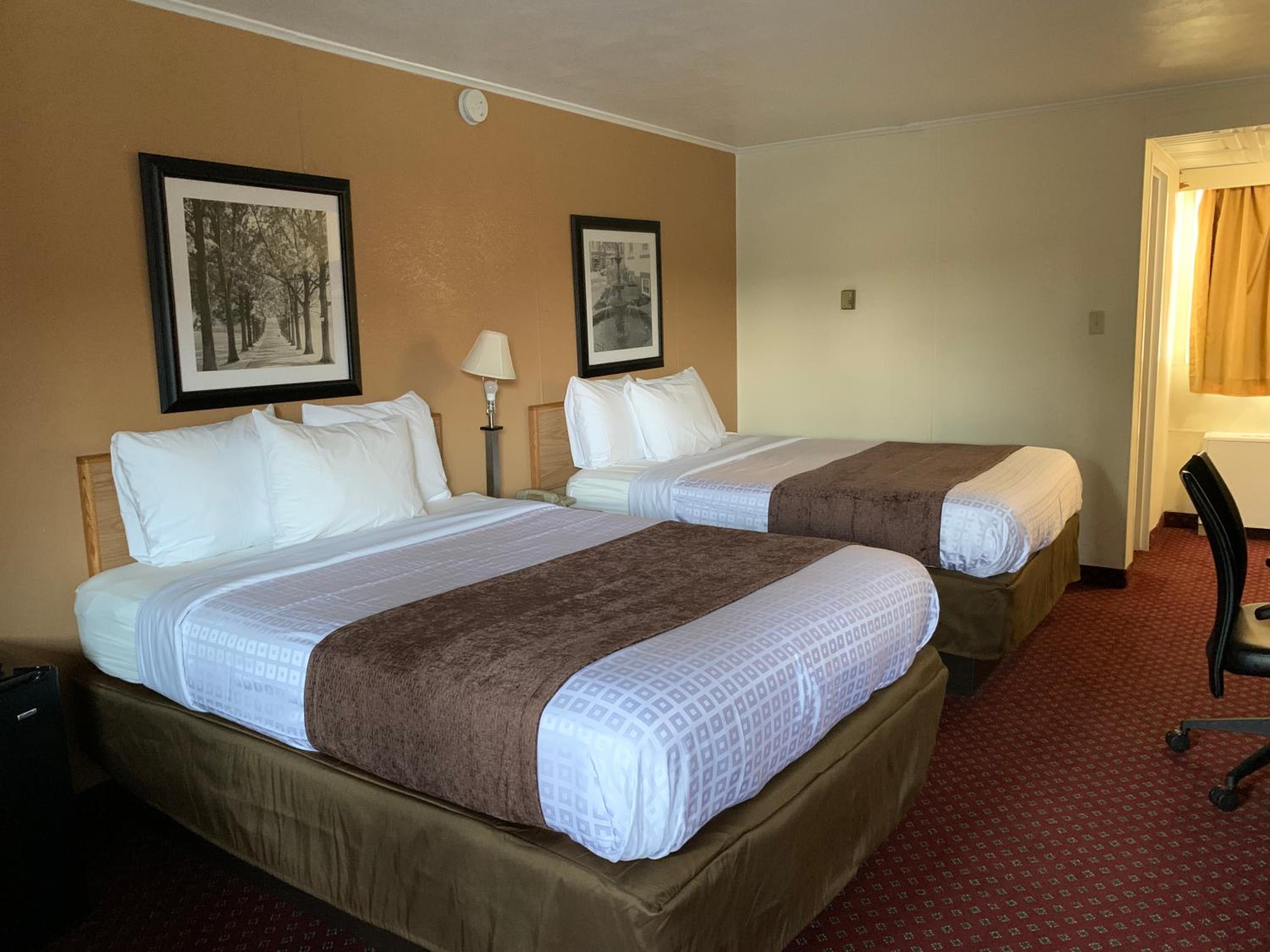 Queen Room with Two Queen Beds - Non-Smoking - Photo 8