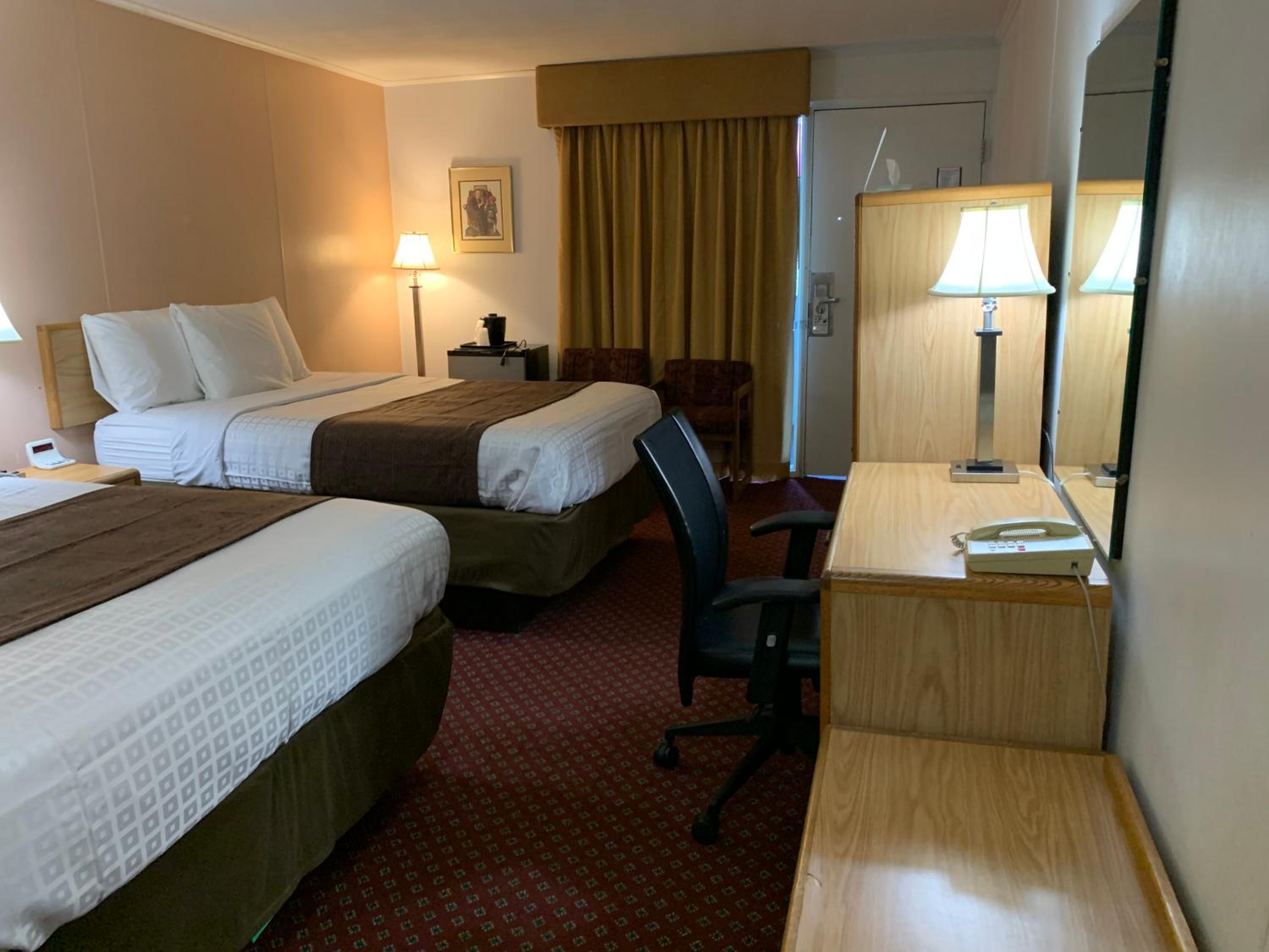 Standard Double Room with Two Double Beds - Smoking - Photo 4
