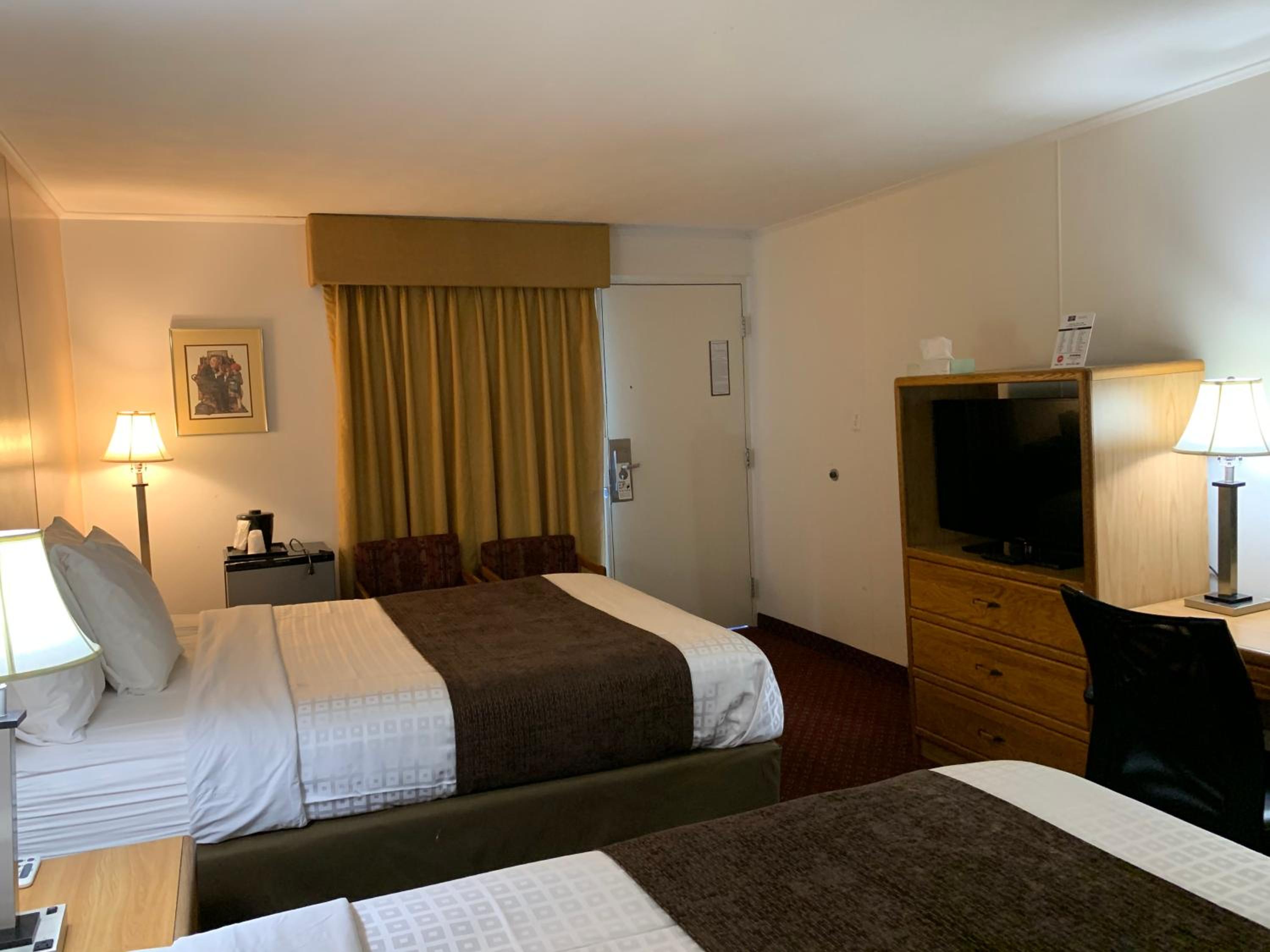 Standard Double Room with Two Double Beds - Smoking - Photo 7