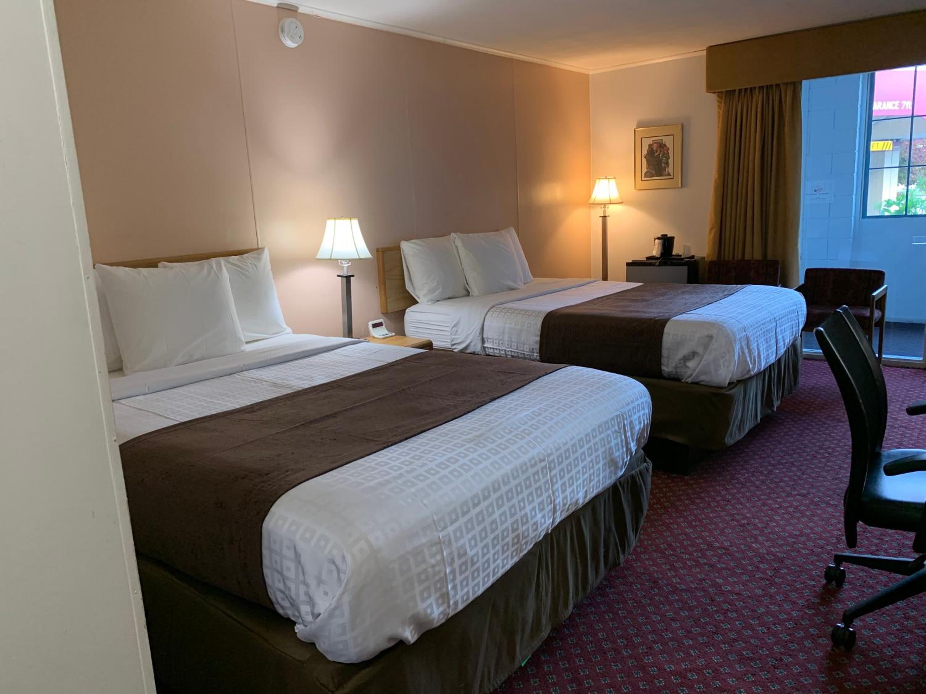 Standard Double Room with Two Double Beds - Smoking - Photo 3