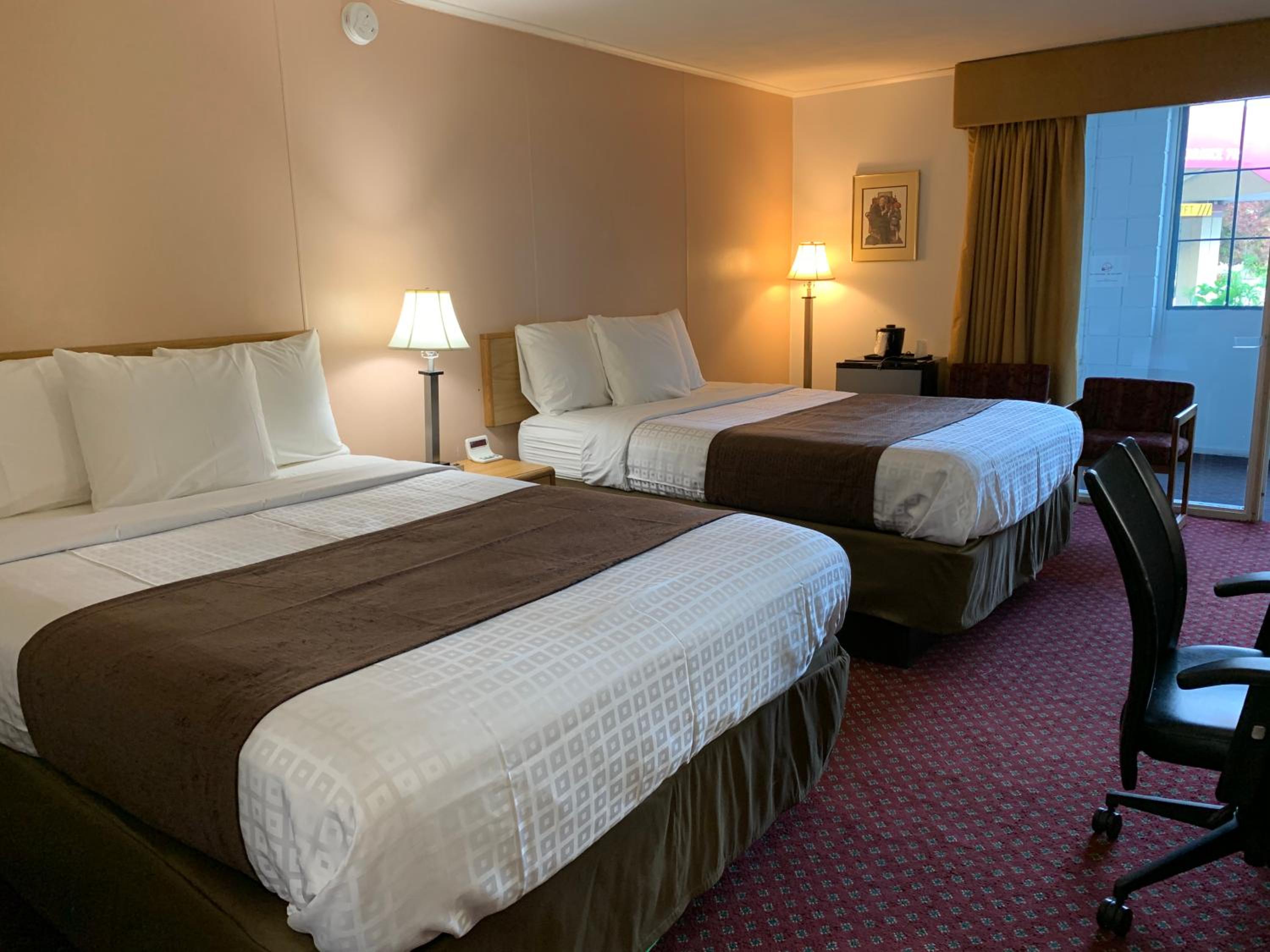 Standard Double Room with Two Double Beds - Smoking - Photo 9