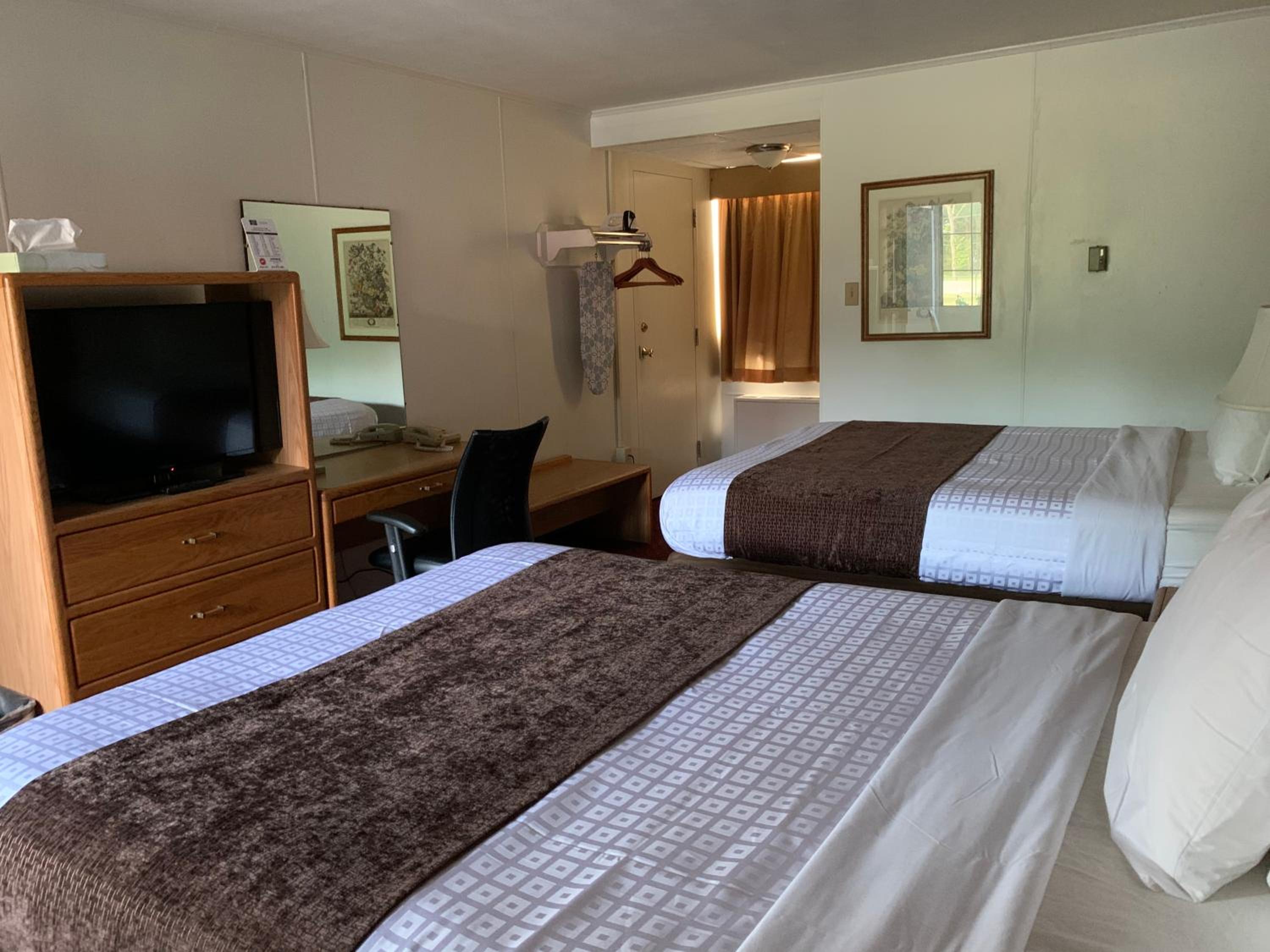 Standard Double Room with Two Double Beds - Smoking - Photo 10
