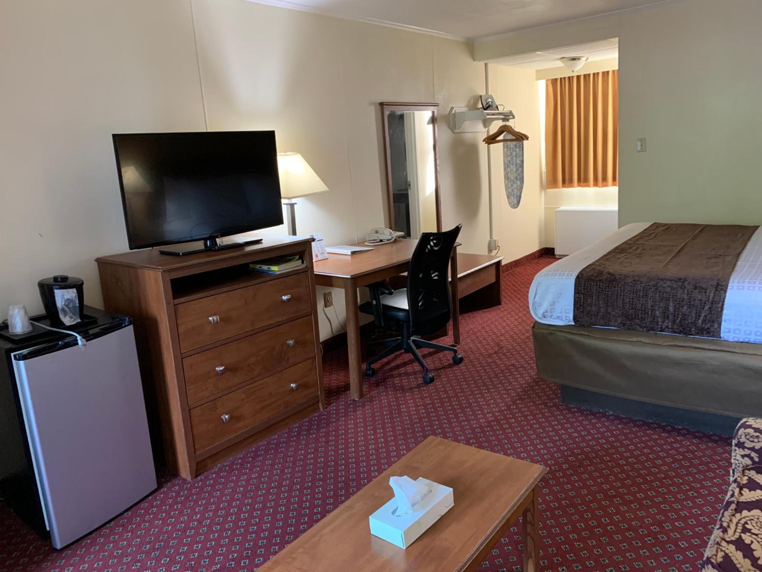 Standard King Room - Non-Smoking  - Photo 5