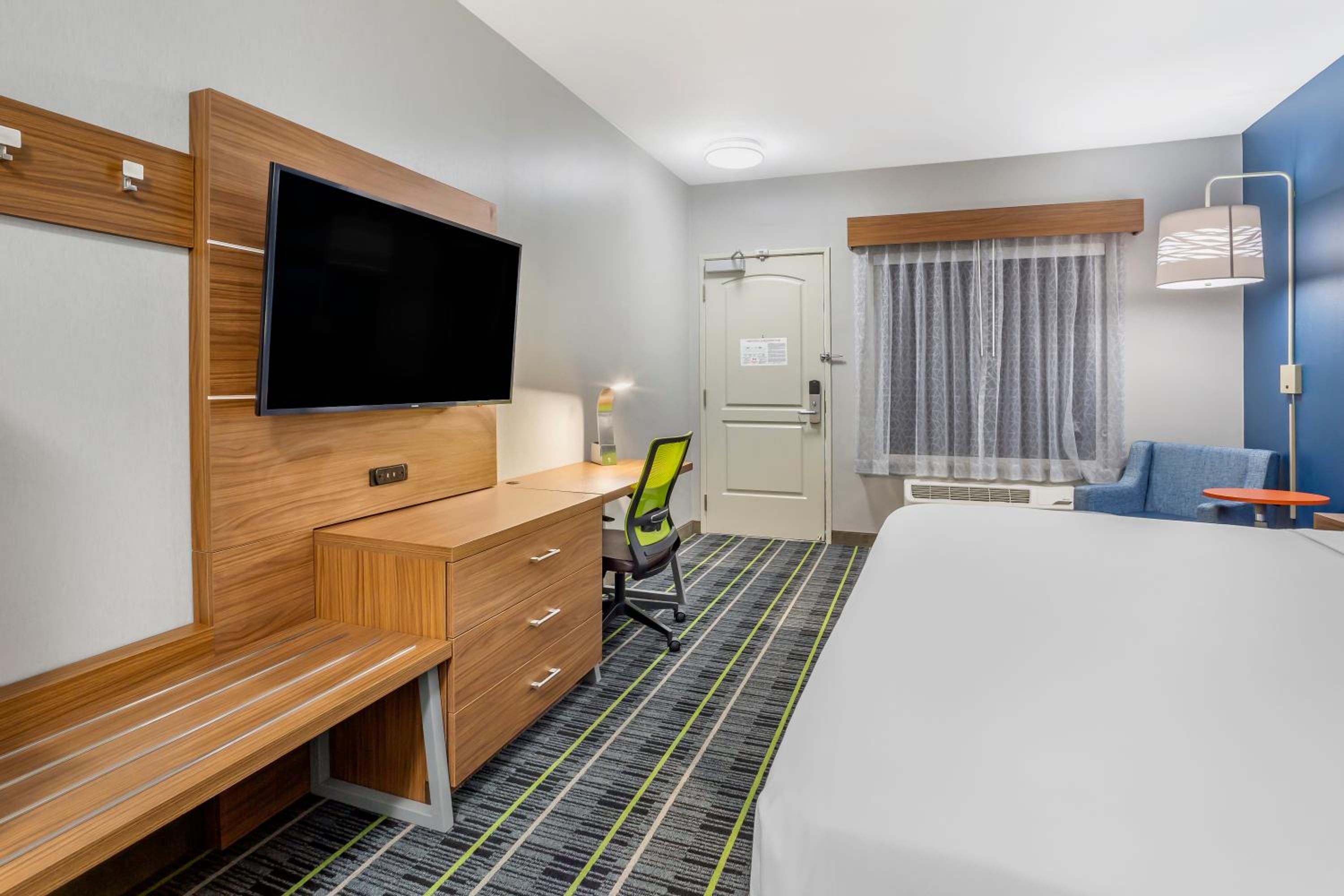 King Room - Non-Smoking - Photo 3