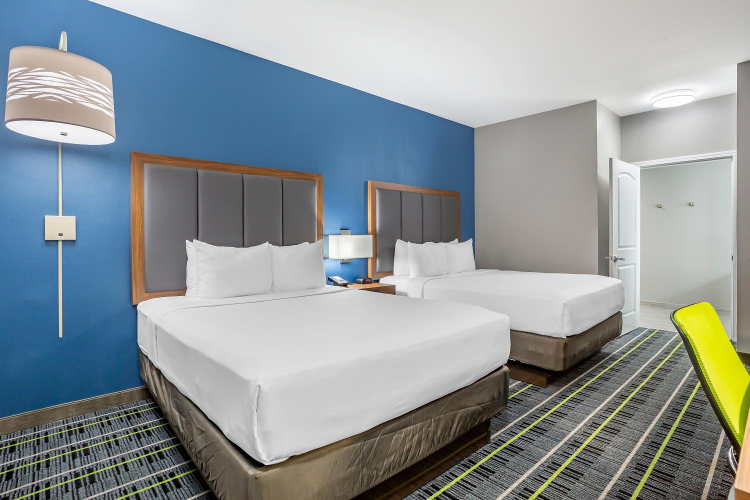 Queen Room with Two Queen Beds - Non-Smoking - Photo 1