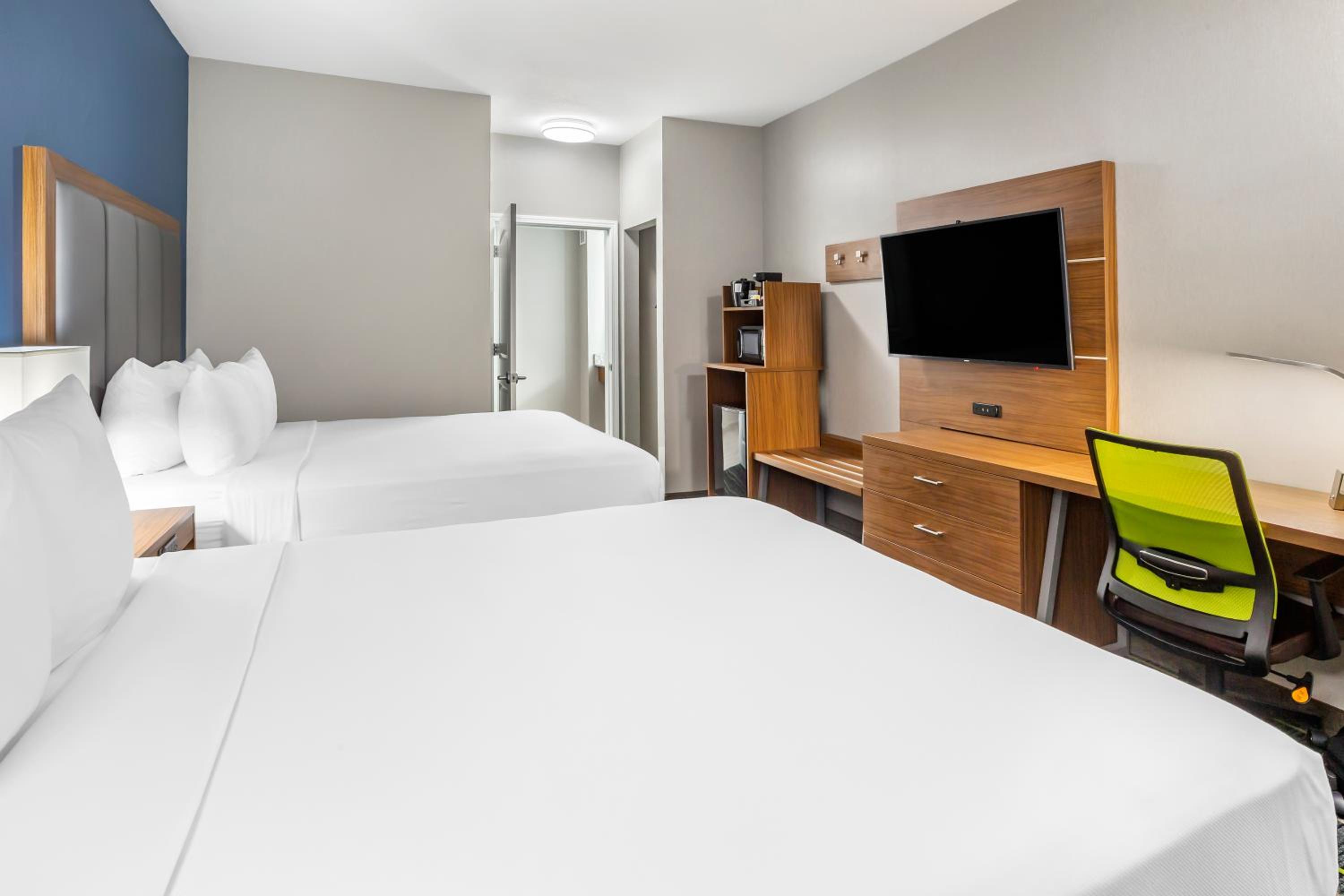 Queen Room with Two Queen Beds - Non-Smoking - Photo 2