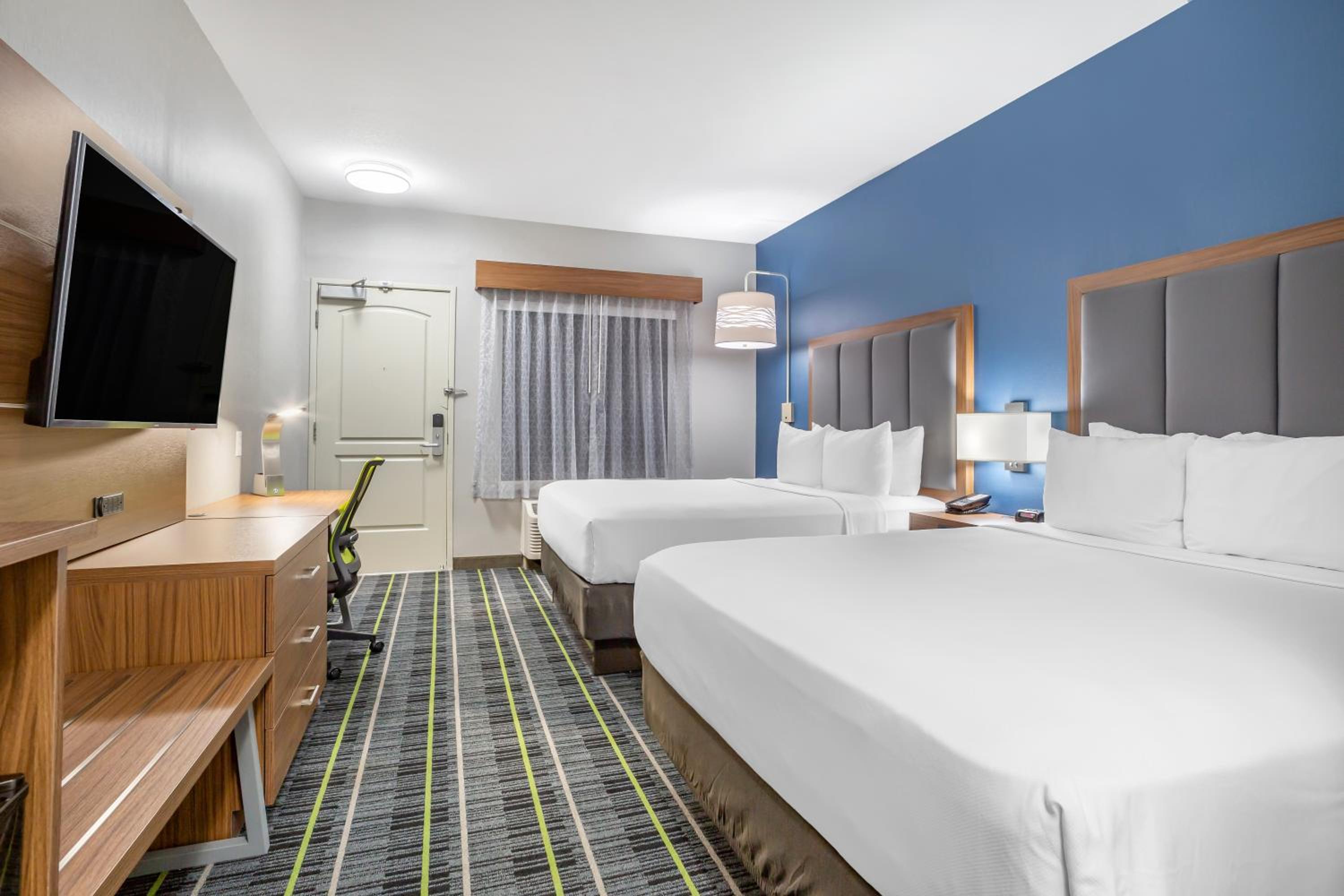 Queen Room with Two Queen Beds - Non-Smoking - Photo 3