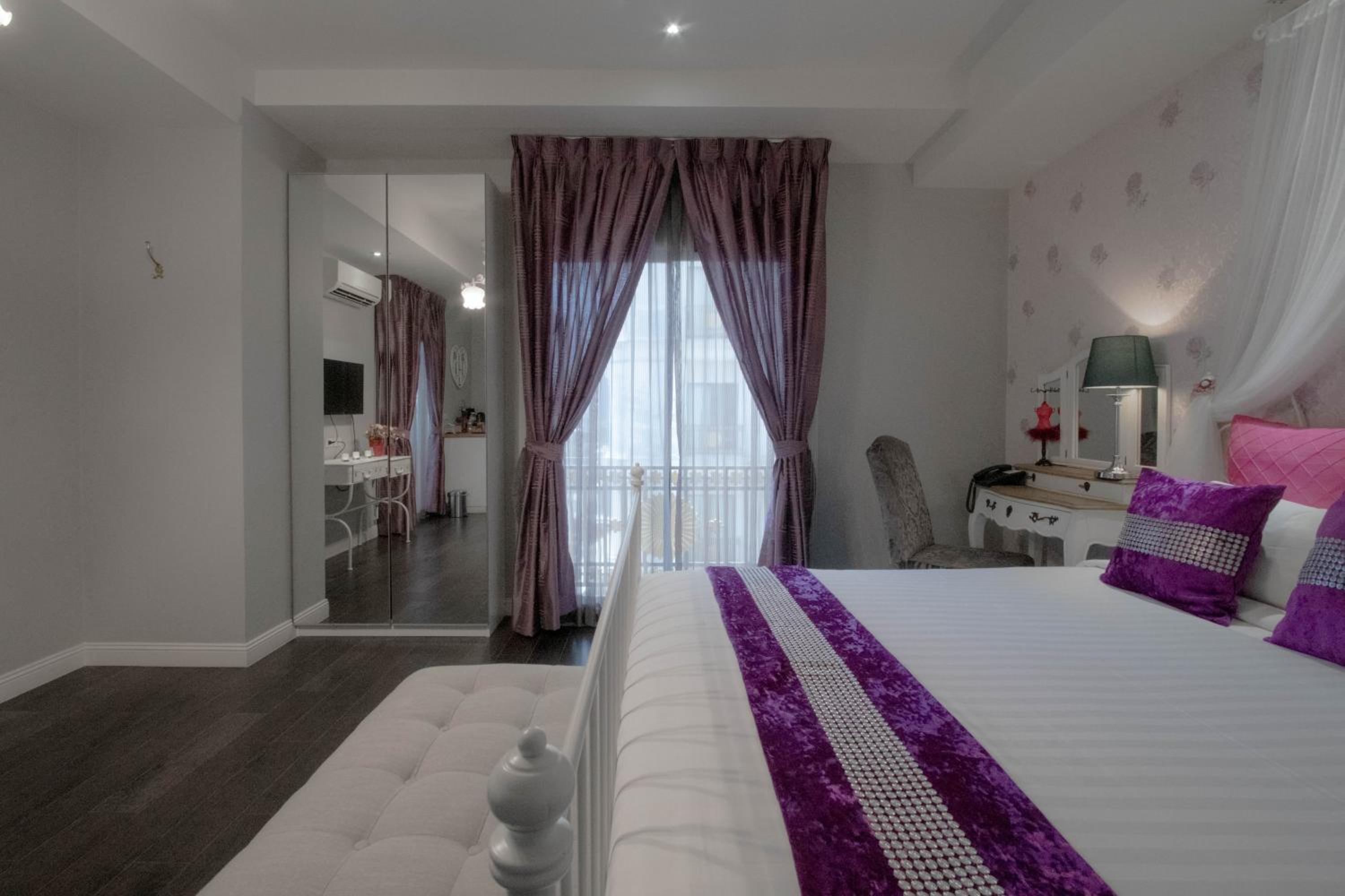 Premium King Room photo 2