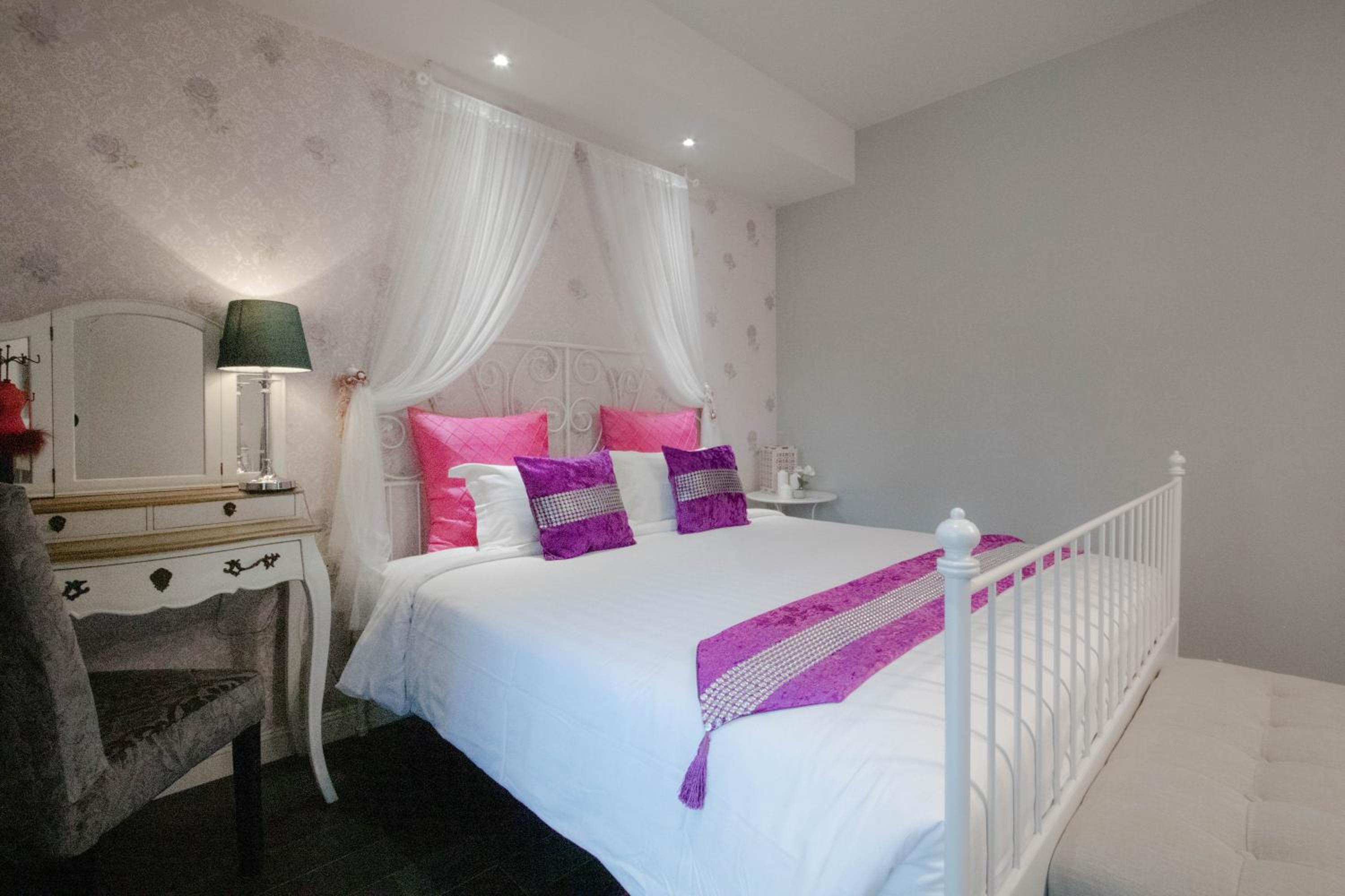 Premium King Room photo 3