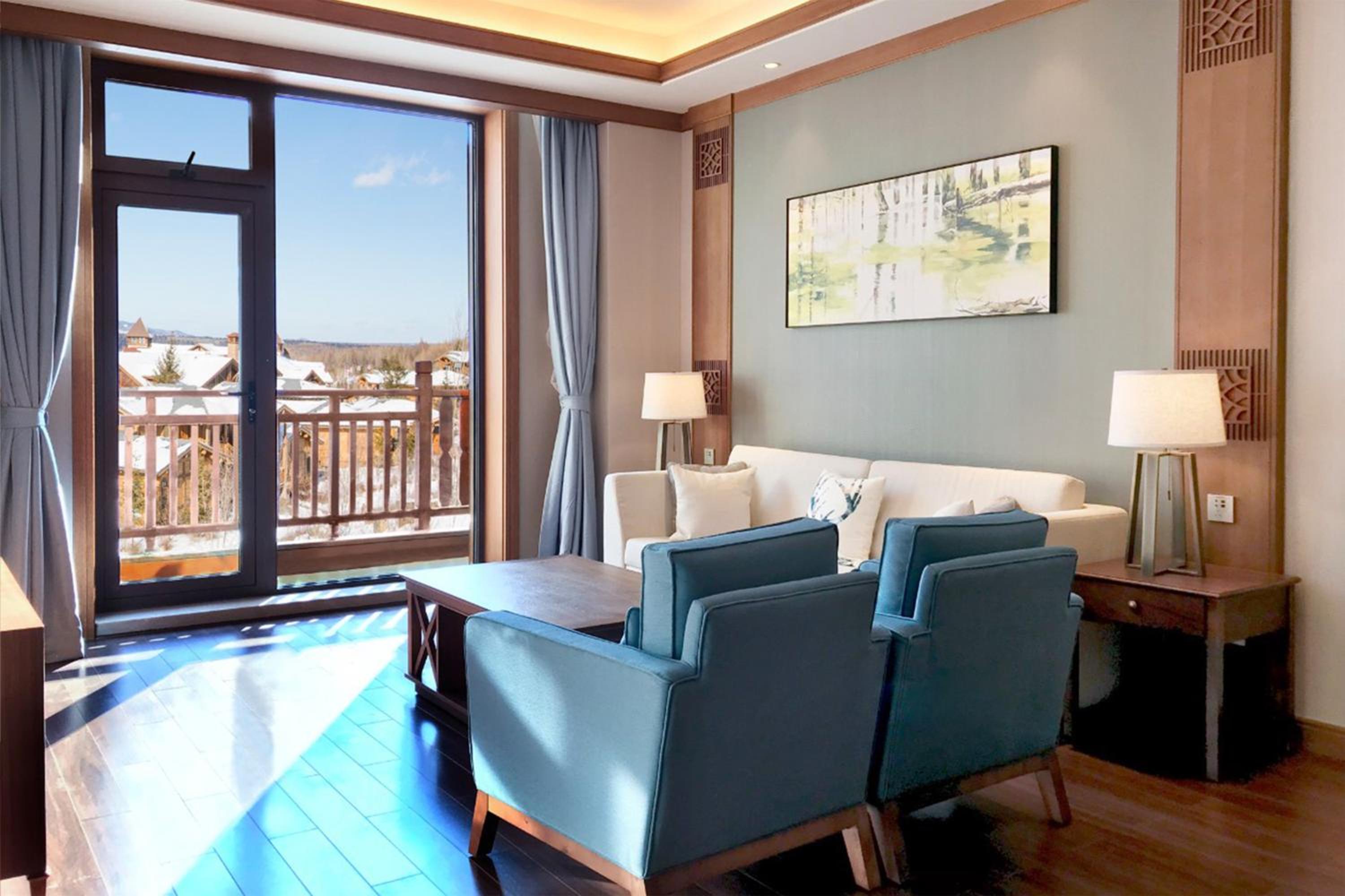 Swiss One-Bedroom King Suite with Mountain View photo 3