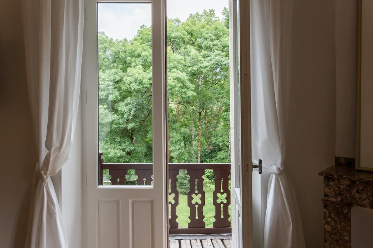 King Suite with Balcony - Photo 9