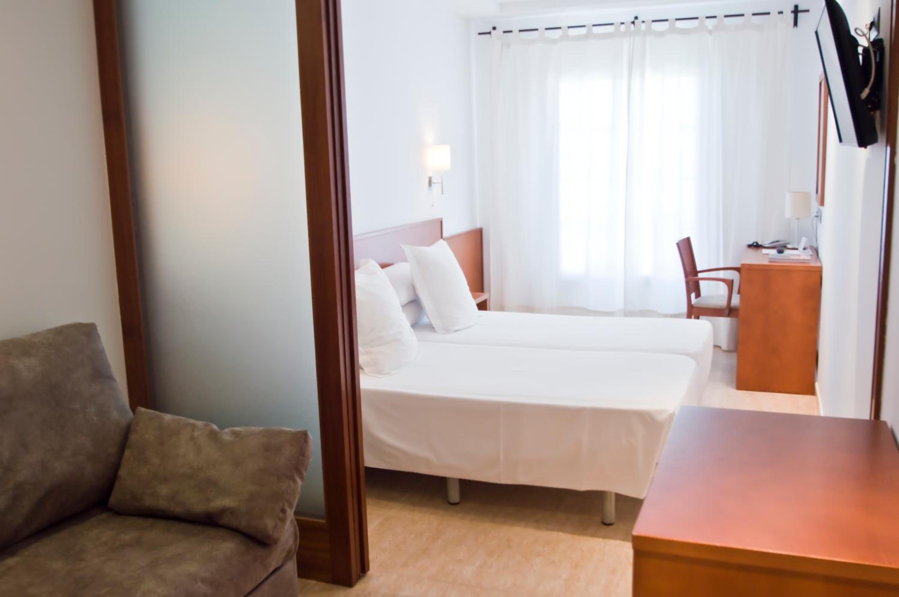 Superior Double or Twin Room with Pool View - Photo 15